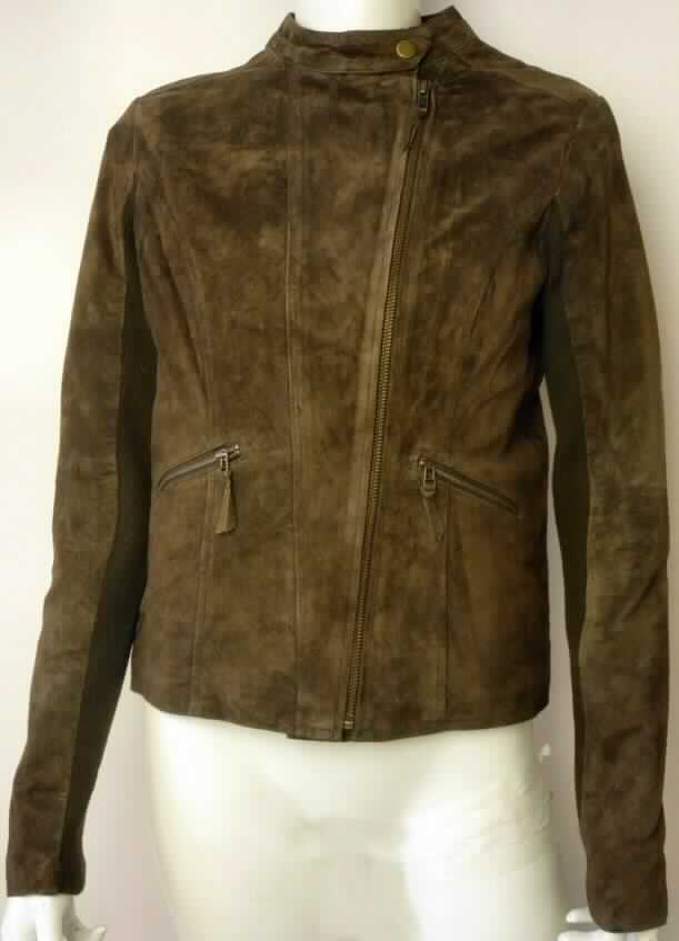 Kleidung aus Leder, sog Neerim jacket, Art. W04053, Abbildung siehe Anlage, 
- aus gerautem Leder (sog. Wildleder), 
- mit einem kleinen Stehkragen mit Druckknopfverschluss, 
- mit langen Ärmeln, die an der Unterseite einen schmalen Streifen aus Gewirken 
  aus Spinnstoffen aufweisen, 
- über die Taille reichend (Rückenlänge ca. 54 cm), 
- vorn mit einer schräg verlaufenden, durchgehenden Öffnung mit Reißverschluss, 
- vorn mit zwei eingesetzten Taschen mit Reißverschluss, 
- innen gefüttert.

"Kleidung (Jacke), aus Leder"