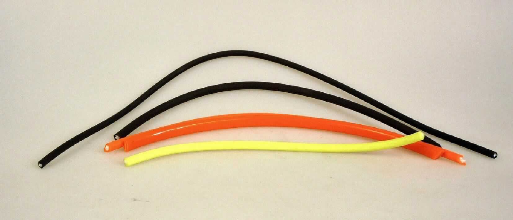 Seil, sog. Plastikriemen, rund, Foto siehe Anlage,
- laut Antrag:
-- aus einem weißen Rundgeflecht mit enger Flechtweise und festem Gefüge,
-- als Meterware, mit einer Länge von 30,48 m und mit einem Durchmesser von 6 mm bzw. 8 mm,
-- aus 100 % Polyester (synthetische Chemiefasern),
-- mit Kunststoff (Polyvinylchlorid; kein Zellkunststoff) überzogen,
-- mit einem Titer von mehr als 50.000 dtex (93510 dtex bzw. 178460 dtex),
-- wird laut Antrag u. a. als Riemen zur Herstellung von z. B. Halftern, Leinen, Halsbändern für den Reit- bzw. 
   Hundesport verwendet.

"Seil, geflochten, mit Kunststoff überzogen, aus synthetischen Chemiefasern, aus Polyester, 
 mit einem Titer von mehr als 50.000 dtex (5 g je m)"