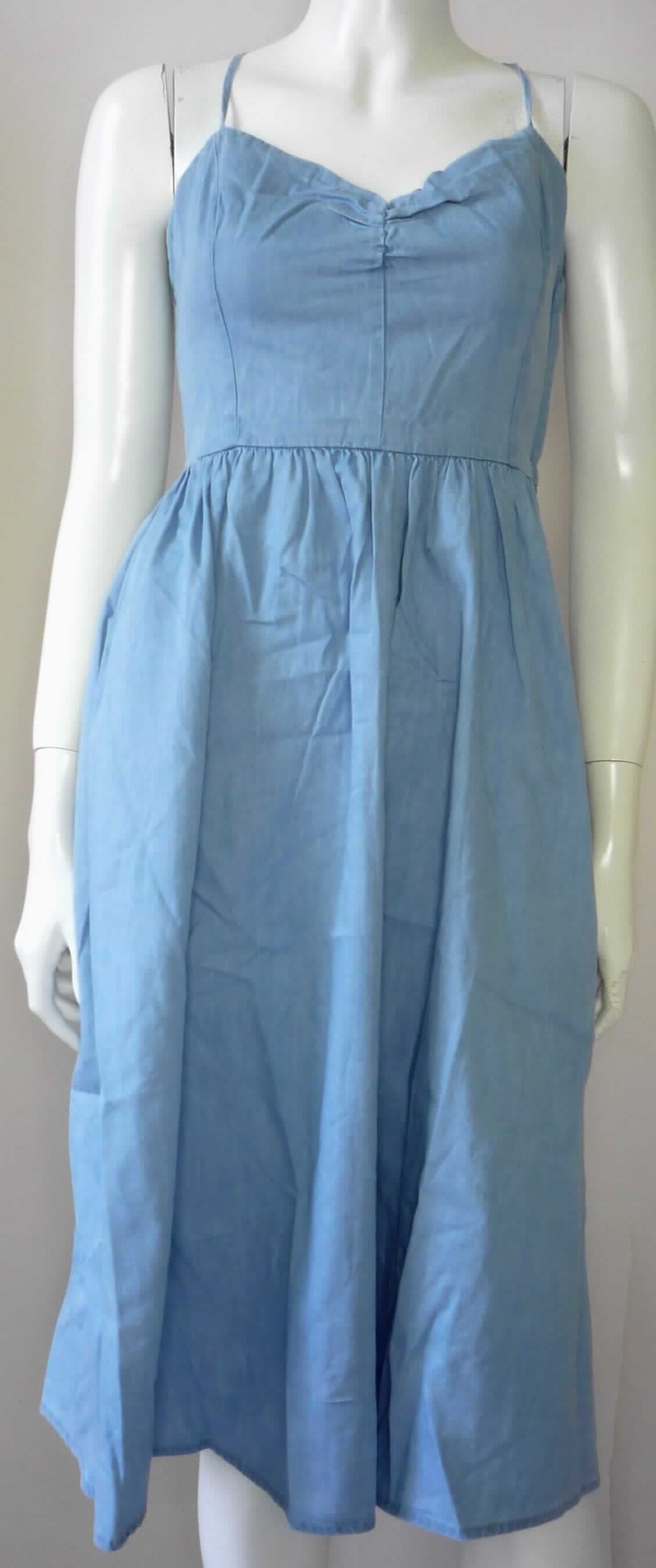 Kleid, sog. gewebtes mittellanges Kleid f. Frauen, Art. RSADM3270, Größe S, Foto siehe Anlage,
- aus ca. 0,5 mm dicken, buntgewebten Geweben aus laut Antrag 100 % Baumwolle,
- über das Knie reichend (Rückenlänge: ca. 126 cm),
- mit ca. 0,7 mm breiten Schulterträgern (sog. Spaghettiträger), die sich in der Verlängerung im Schulterbereich 
  überkreuzen und im Rückenbereich als eingezogene Bindebänder in Kreuzbindetechnik fortsetzen,
- seitlich mit einer ca. 32 cm langen Öffnung mit Reißverschluss,
- am unteren Rand durch Umschlagen und Festnähen gesäumt,
- kann ohne ein weiteres, den Unterkörper bedeckendes Kleidungsstück getragen werden.

"Kleid aus Geweben, für Frauen, aus Baumwolle, nicht nach dem Batikverfahren handbedruckt"