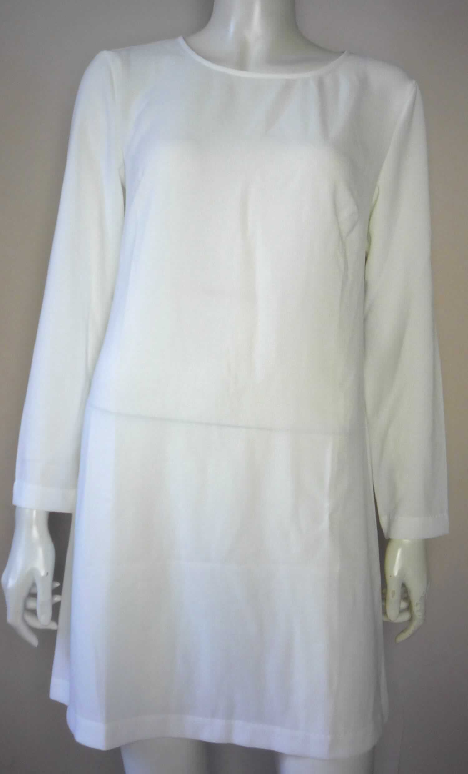 Kleid, sog. gewebtes Minikleid, Art. RSACRP3333, Größe M, Foto siehe Anlage,
- aus ca. 0,6 mm dicken, einfarbigen Geweben aus laut Antrag 95 % Polyester und 5 % Elasthan (beides 
  synthetische Chemiefasern)
- über den Schritt reichend (Rückenlänge: ca. 82 cm), 
- mit einem runden Halsausschnitt,
- ohne Öffnung und ohne Verschluss
- mit langen Ärmeln, 
- am unteren Rand durch Umschlagen und Festnähen gesäumt,
- kann aufgrund der Länge ohne ein weiteres, den Unterkörper bedeckendes Kleidungsstück getragen werden.

"Kleid, aus Geweben, für Frauen, aus synthetischen Chemiefasern"