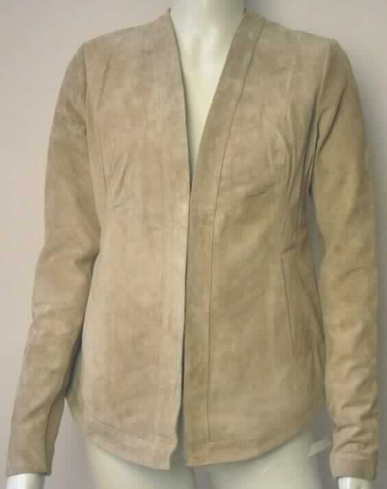 Kleidung aus Leder, sog Wyndham Jacket, Art. W04054, Abbildung siehe Anlage, 
- aus gerautem Leder (sog. Wildleder), 
- mit langen Ärmeln, die an der Unterseite einen schmalen Streifen aus Gewirken 
  aus Spinnstoffen aufweisen, 
- über die Taille reichend (Rückenlänge ca. 62 cm), 
- vorn mit einer durchgehenden Öffnung mit zwei Hakenverschlüssen, 
- vorn mit zwei eingesetzten Taschen, 
- innen gefüttert.

"Kleidung (Jacke), aus Leder"