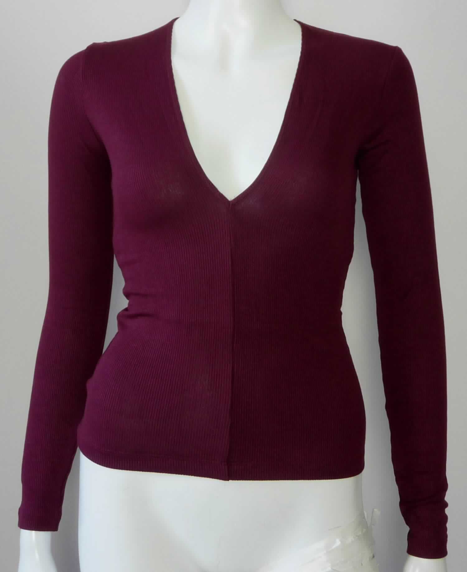 Bluse, sog. Strick Langarm Shirt für Frauen, Art. RSATW3155, Größe S, Foto siehe Anlage,
- aus ca. 0,8 mm dicken (leichten), gerippt gewirkten, einfarbigen Gewirken aus laut Antrag 94 % Rayon und
  6 % Elasthan (beides Chemiefasern); mit durchschnittlich mehr als 10 Maschen je linearen Zentimeter in jeder 
  Richtung,
- über die Taille reichend (Rückenlänge: ca. 53 cm),
- mit einem V-förmigen, sehr tiefen Halsausschnitt,
- ohne Öffnung und ohne Verschluss; ohne Hinweise auf den Trägerkreis (unisex), 
- mit langen Ärmeln, an den Ärmelenden durch Umschlagen und Festnähen gesäumt,
- am unteren Rand durch Umschlagen und Festnähen gesäumt,
- erfüllt die Merkmale zur Einreihung als Bluse, somit keine Ware der Positionen 6109 und 6110.

"Bluse, aus Gewirken, für Frauen, aus Chemiefasern"