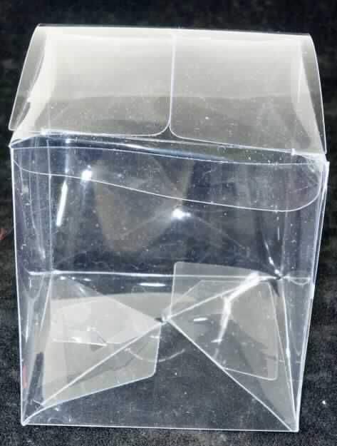 Es handelt sich um eine quaderförmige Schachtel (ca. 7,5 x 6,5 x 6,5 cm) aus klarsichtigen Folien aus Kunststoffen im Sinne der Anmerkung 1 zu Kapitel 39.

Die Ware ist auf der Oberseite mit einem Deckel mit Einstecklasche versehen und dient als Transport- oder Verpackungsmittel für z. B. Kleinteile.

Derartige Erzeugnisse werden zolltariflich als "Transport- oder Verpackungsmittel aus Kunststoffen, Schachteln" eingereiht.