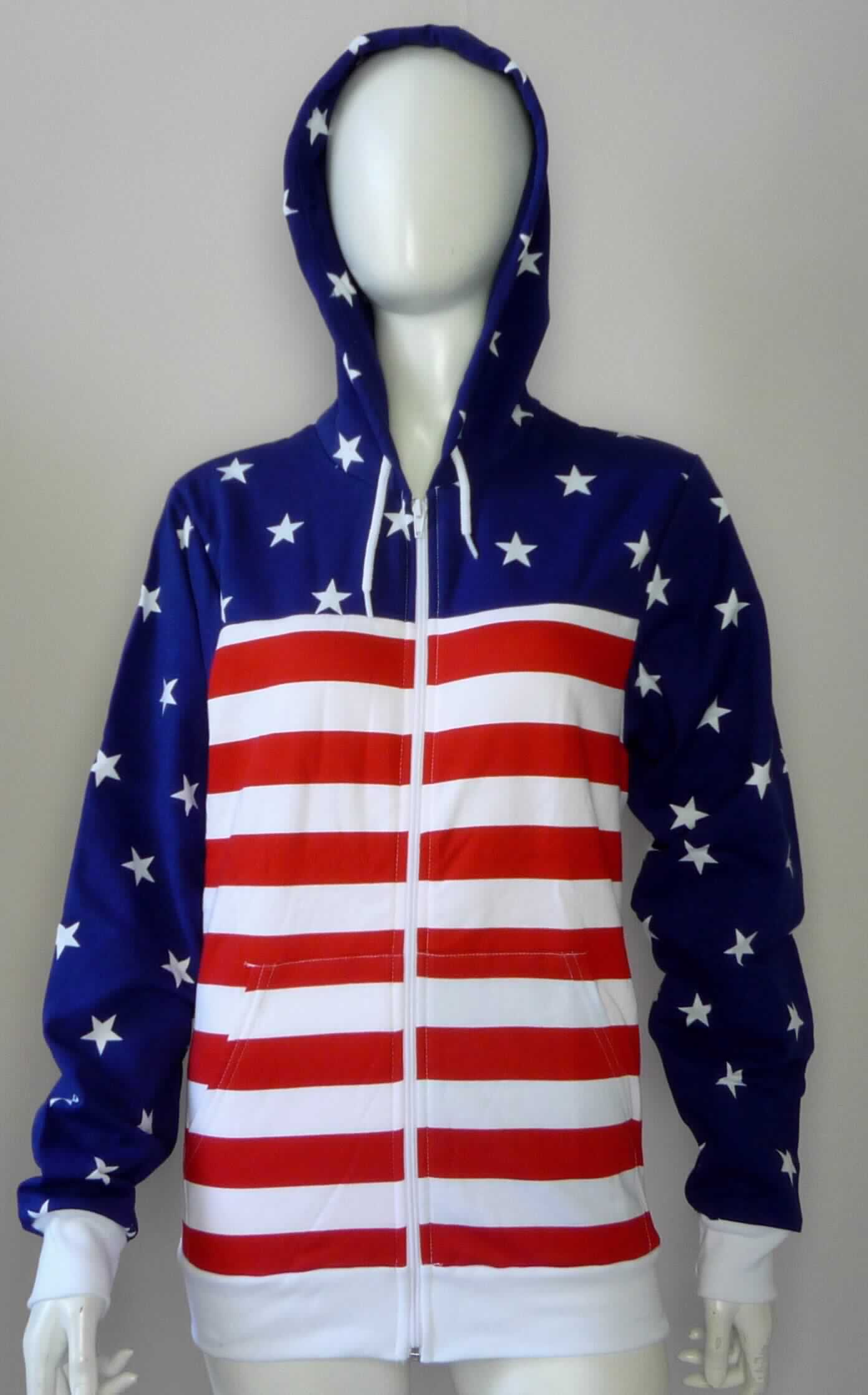 Blouson, sog. Unisex Strick Fleece Kapuzenpulli, Art. 5497CB, Größe S, Foto siehe Anlage,
- aus ca. 0,9 mm dicken, bedruckten, einseitig (Innenseite) gerauten Gewirken aus laut Antrag 
  100 % Baumwolle,
- über die Taille reichend (Rückenlänge: ca. 68 cm),
- mit einer Kapuze mit Tunnelzug,
- vorn mit einer durchgehenden Öffnung mit Reißverschluss,
- ohne Hinweise auf den Trägerkreis (unisex),
- mit langen Ärmeln, die über den unteren Rand des Kleidungsstücks hinausreichen; an den Ärmelenden
  mit angesetzten, verengenden Bündchen,
- mit zwei aufgesetzten Taschen (sog. Kängurutaschen) unterhalb der Taille,
- am unteren Rand mit einem angesetzten, verengenden Bund,
- erfüllt die Merkmale zur Einreihung als Blouson, somit keine Ware der Position 6110.

"Blouson, aus Gewirken, für Frauen, aus Baumwolle"