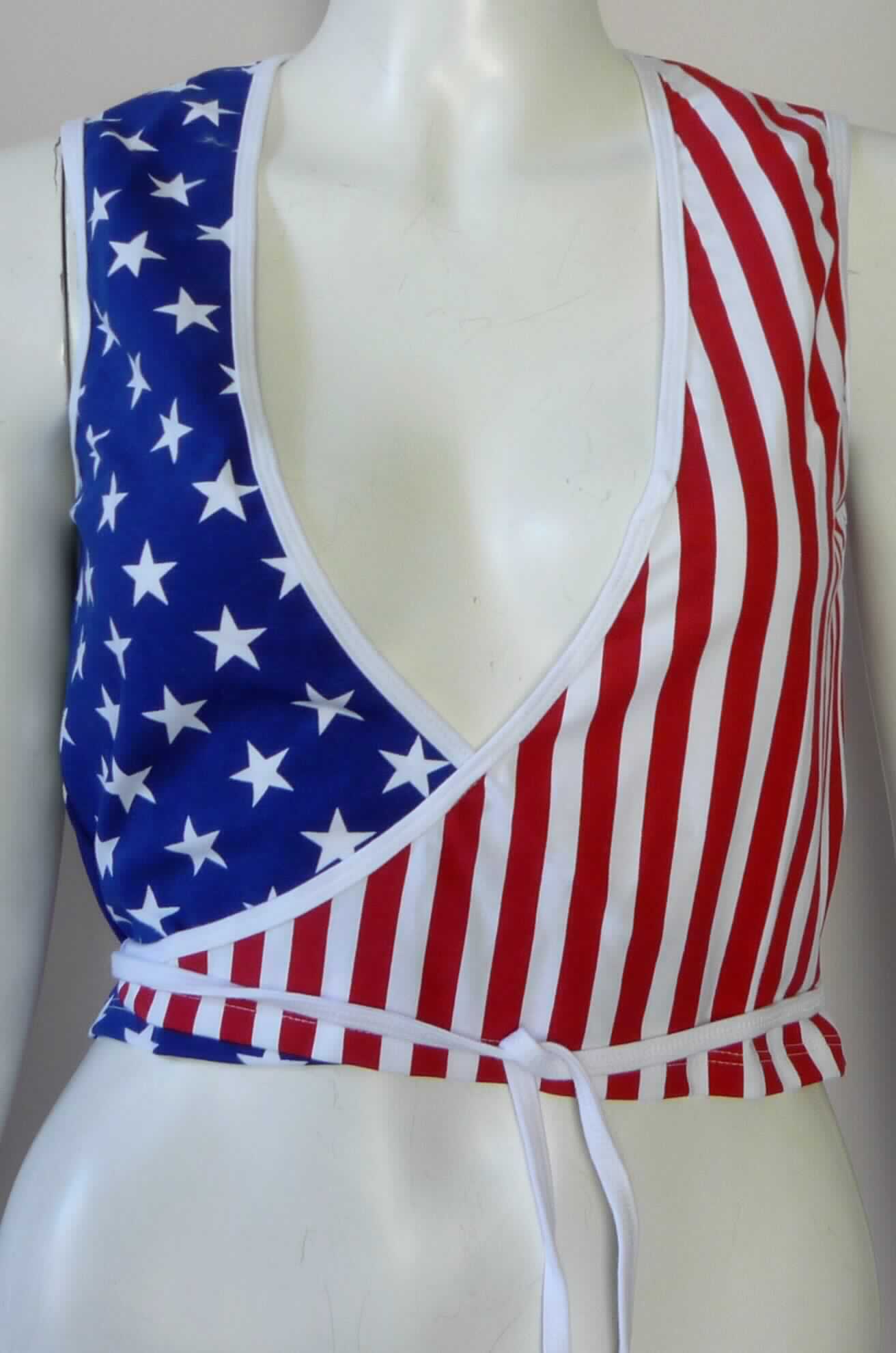 Kurzbluse, sog. ärmelloses Strick Top für Frauen, Art. RSA83262P, Größe S, Foto siehe Anlage,
- aus ca. 0,7 mm dicken, bedruckten Gewirken aus laut Antrag 95 % Baumwolle und 5 % Elasthan (synthetische 
  Chemiefasern),
- den oberen Teil des Oberkörpers bedeckend und oberhalb der Taille endend (Rückenlänge: ca. 40 cm; somit 
  keine Ware der Positionen 6106 oder 6109),
- mit einem V-förmigen, sehr tiefen Halsausschnitt,
- im Wickelstil gearbeitet, vorn mit einer durchgehenden Öffnung; am Halsausschnitt und an den schräg 
  gearbeiteten Vorderteilen mit einer zu Bindebändern auslaufenden Randeinfassung; die Bindebänder werden 
  durch eine kleine Öffnung an den Seiten geführt und im Rücken oder vorn gebunden,
- ärmellos, 
- am unteren Rand durch Umschlagen und Festnähen gesäumt.

"Kleidung, andere als in den Positionen 6101 bis 6113 genannte, aus Gewirken, aus Baumwolle"