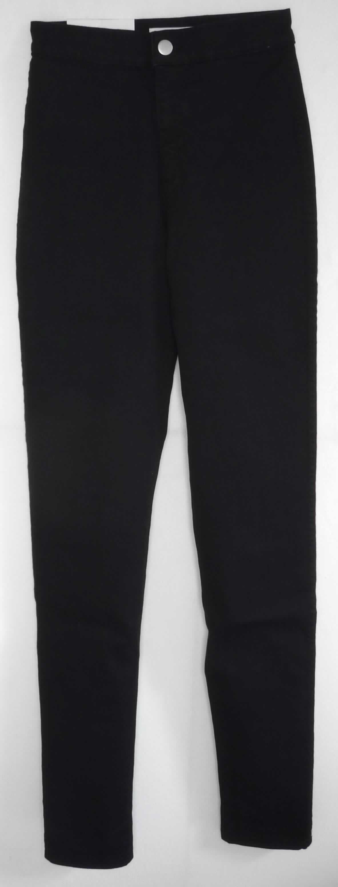Lange Hose, sog. gewebte Hose f. Frauen, Art. RSAMS3334, Größe S, Foto siehe Anlage,
- aus ca. 0,8 mm dicken, einfarbigen Geweben (kein Denim) aus laut Antrag 77 % Baumwolle, 
  21 % Polyester und 2 % Elasthan (beides synthetische Chemiefasern),
- in der Taille abschließend, mit einem ca. 4 cm breiten, angesetzten Taillenbund,
- vorn mit einer Öffnung mit Reißverschluss, verdeckt durch eine Patte mit Knopfverschluss im Taillenbund 
  von links auf rechts (Männerkleidung),
- mit zwei aufgesetzten, offenen Gesäßtaschen,
- an den Beinabschlüssen durch Umschlagen und Festnähen gesäumt,
- keine Arbeits- und Berufskleidung.

"Lange Hose, aus Geweben, für Männer, aus Baumwolle, keine Arbeits- und Berufskleidung, andere als in den 
 Unterpositionen 6203 4231 und 6203 4233 genannte"