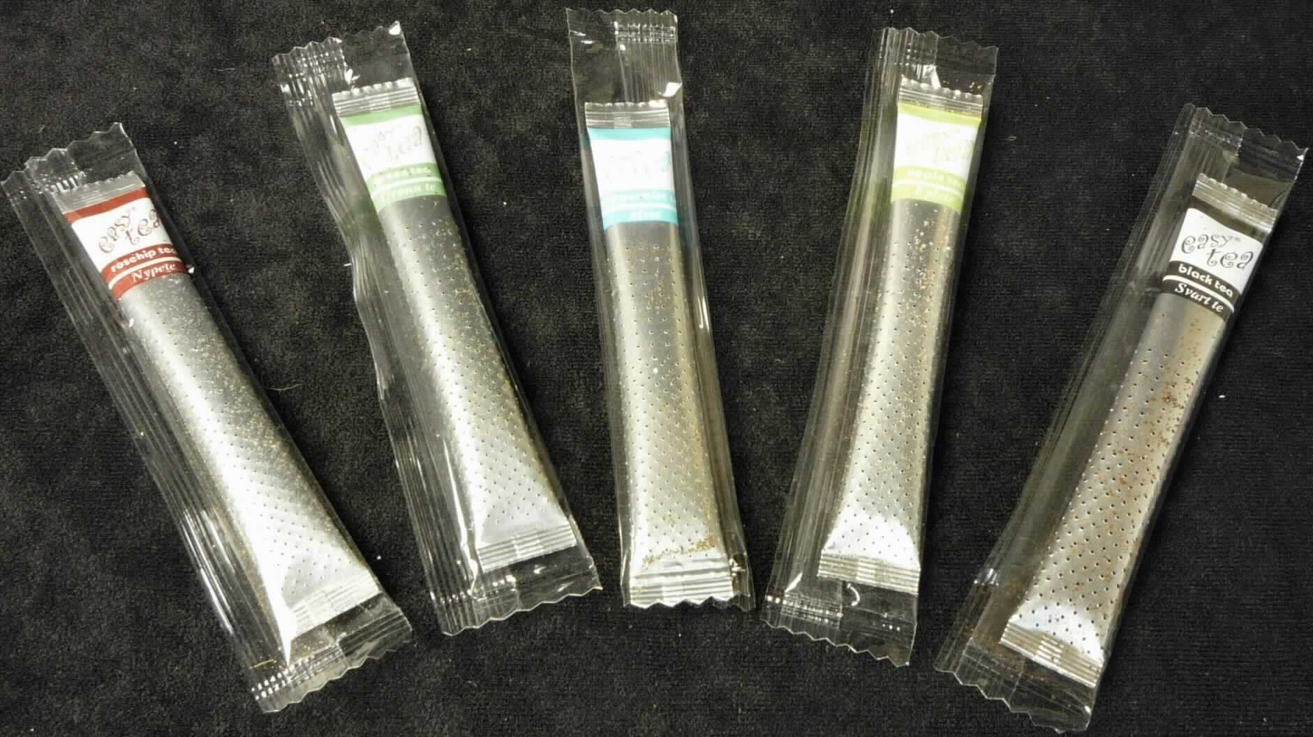 Nach den Antragsangaben, den ergänzenden Angaben und der vorliegenden Warenprobe handelt es sich um getrocknete, fermentierte, geschnittene Blätter schwarzer Färbung vom Strauch der Gattung Thea. 
Der Tee ist in einem länglichen, perforierten Folienbeutel (sogenannter Tea Stick/Inhalt ca. 2g) aufgemacht, der in Kunststofffolie verpackt ist.

Zolltarifrechtlich handelt es sich um Schwarzen Tee, in unmittelbaren Umschließungen mit einem Inhalt von 3 kg oder weniger.