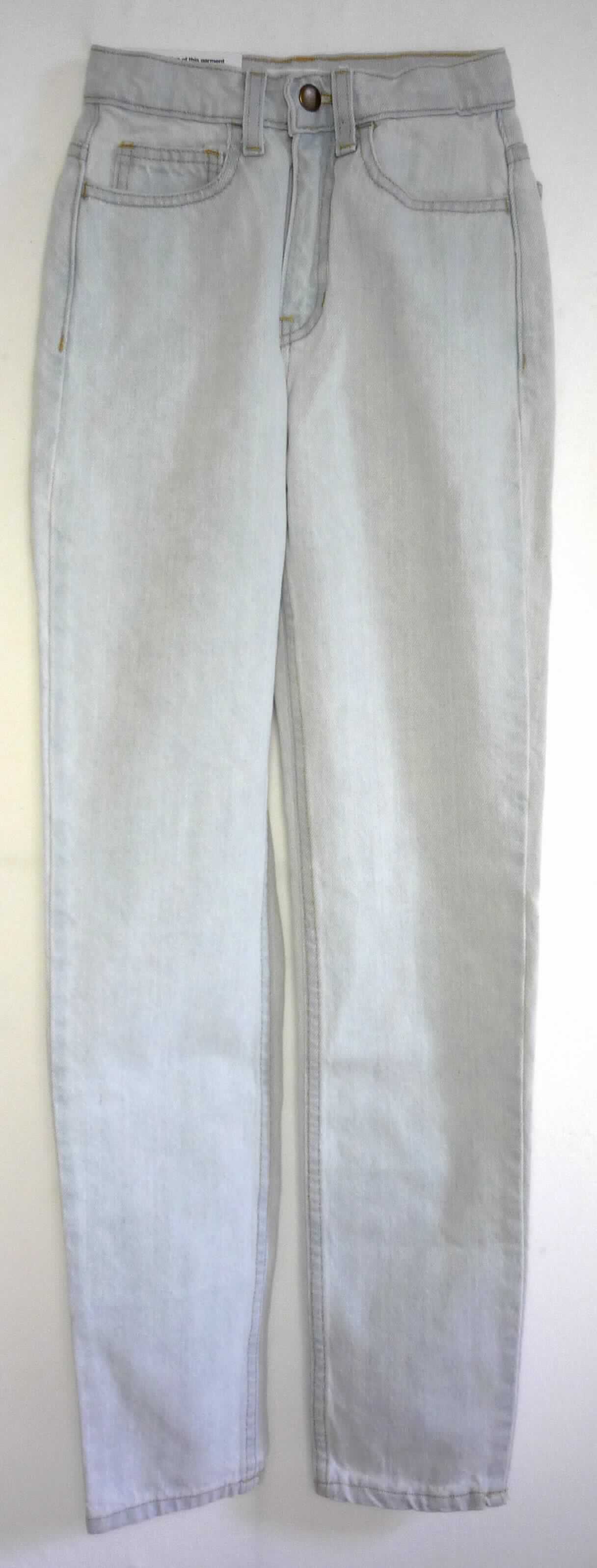 Lange Hose, sog. gewebte Jeanshose, Art. RSADM308, Größe 23, Foto siehe Anlage,
- aus ca. 1,1 mm dicken, buntgewebten, köperbindigen Denimgeweben aus laut Antrag 100 % Baumwolle,
- in der Taille abschließend, mit einem ca. 3,5 cm breiten, angesetzten Bund mit Gürtelschlaufen,
- vorn mit einer Öffnung mit Knopfverschluss und Patte von links über rechts (Männerkleidung; somit keine Ware
  der Position 6204), die im Taillenbund mit einem Knopf geschlossen wird,
- vorn mit zwei eingesetzten, offenen Taschen und einer aufgesetzten, kleinen Tasche sowie mit zwei 
  aufgesetzten, offenen Gesäßtaschen,
- mit knöchellangen Hosenbeinen; an den Beinabschlüssen durch Umschlagen und Festnähen gesäumt,
- keine Arbeits- und Berufskleidung.

"Lange Hose, aus Geweben, für Männer, aus Baumwolle, keine Arbeits- und Berufskleidung, aus Denim"