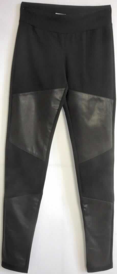 Lange Hose, sog. Atherton Legging, Art. W04055, Größe S, Foto siehe Anlage,
- aus ca. 0,8 mm dicken, einfarbigen Gewirken aus lt. Antrag 58 % Viskose (künstliche Chemiefasern), 35 % Nylon
  und 6 % Spandex (beides synthetische Chemiefasern),
- vorn im Bereich der Oberschenkel und der Schienbeine mit Aufsätzen aus lt. Antrag Leder,
- in der Taille abschließend; mit einem ca. 5 cm breiten, angesetzten Bund,
- ohne Öffnung und ohne Verschluss; ohne Hinweise auf den Trägerkreis (unisex), 
- mit knöchellangen Hosenbeinen,
- an den Beinabschlüssen durch Umschlagen und Festnähen gesäumt, 
- die Gewirke verleihen der Ware im Hinblick auf den Umfang und das äußere Erscheinungsbild ihren wesentlichen 
  Charakter. 

"Lange Hose, aus Gewirken, für Frauen, aus künstlichen Chemiefasern"