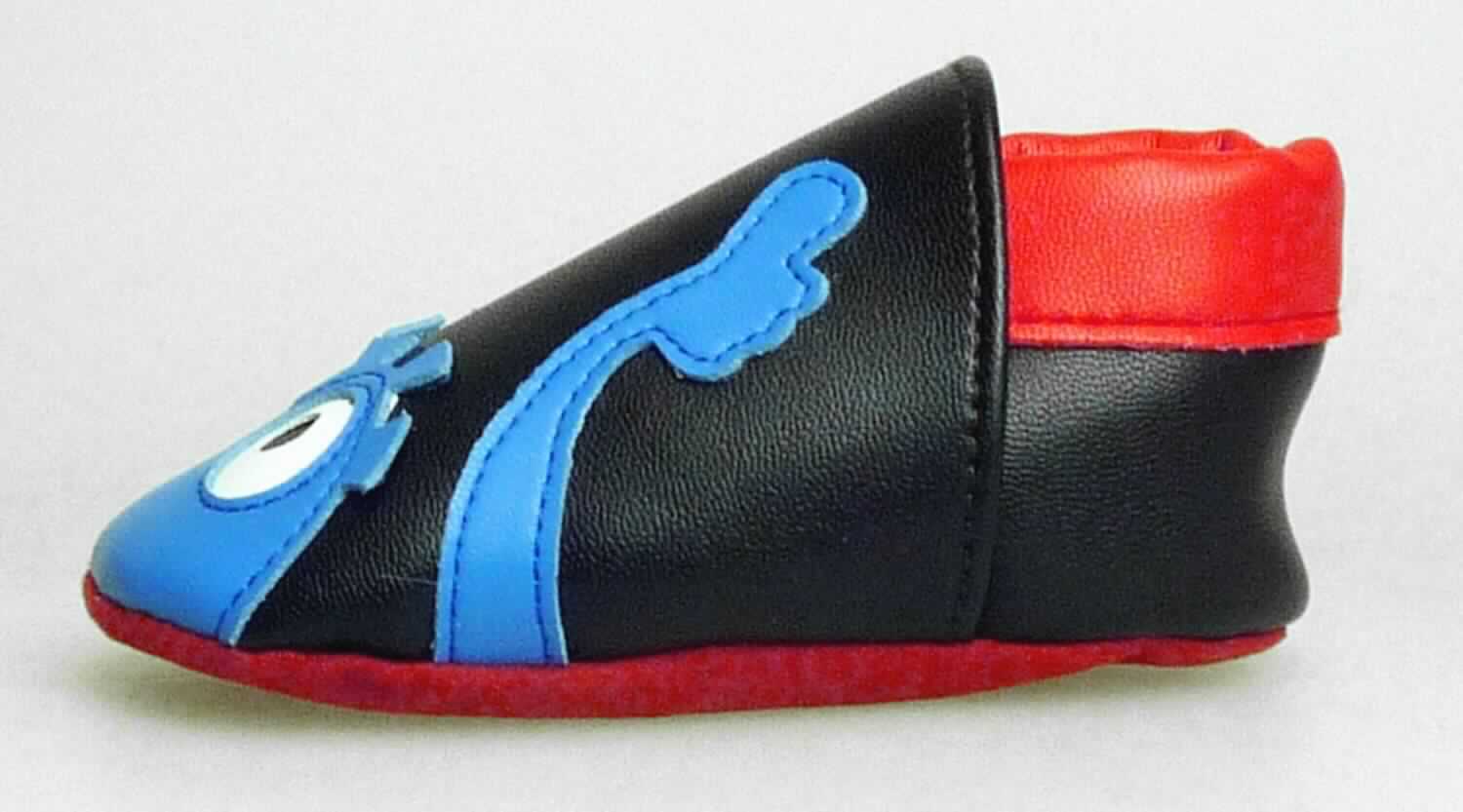 Babyschuhe (lt. Antrag: "Babyhausschuh", Foto siehe Anlage)
- mit Laufsohlen aus Spinnstoff,
- mit Oberteil aus Kunststoff (Spinnstoff mit einer mit bloßem Auge wahrnehmbaren 
  Außenschicht aus Kunststoff),
- auf das Oberteil ist eine Randeinfassung aus Kunststoff als Verstärkungsteil aufgesetzt,
- im Vorderfußbereich mit Zierbesatz 

"Schuhe mit Laufsohlen aus Spinnstoff und Oberteil aus Kunststoff"