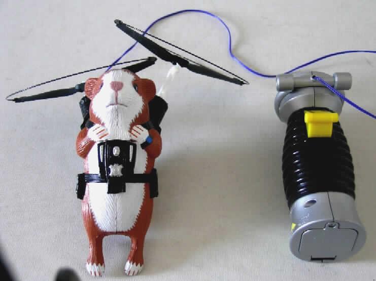 Anderes als zuvor von der Position 9503 erfasstes Spielzeug, mit eingebautem Motor, aus Kunststoff, sog. G-Force Flying Operative.

Es handelt sich um ein ca. 13 cm x 6 cm x 5,5 cm großes Meerschweinchen aus Kunststoff mit einem Gürtel mit Bedienelementen und einem speziellen Rucksack. In den Rucksack sind zwei Propeller integriert, die über ein Kabel mit einer batteriebetriebenen Fernbedienung verbunden sind. Durch Betätigen der Fernbedienung drehen sich die Propeller und das Meerschweinchen fliegt.
Das Spielzeug wird in zwei Varianten geliefert als "Flying Darwin" oder als "Flying Blaster", wobei diese sich nur in der Farbe unterscheiden.

Die Ware dient der spielerischen Unterhaltung von Kindern, zum Nachspielen von Filmszenen, und ist in einer durchsichtigen Kunststoffdose für den Einzelverkauf aufgemacht.
Ein Bild der Ware befindet sich im Internet unter http://ec.europa.eu/taxation_customs/dds/ebticau_de.htm.