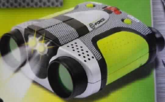 Fernglas, sog. G-Force Spy Binocular.
Das einem Nachtsichtgerät nachempfundene Fernglas mit Vergrößerungswirkung besteht im Wesentlichen aus einem ca. 13 x 12 x 6 cm großen Kunststoffgehäuse mit zwei mittels Drehrädchen verstellbaren, getönten Objektiven, zwei Okularen mit Gummipolstern und batteriebetriebenen Lichtern zwischen den Objektiven. Mittels Knopfdruck können die Lichter auch nach oben hin ausgefahren werden. Die Ware ist mit einer Umhängeschlaufe ausgestattet.

Ein Bild der Ware befindet sich im Internet unter 
http://ec.europa.eu/taxation_customs/dds/ebticau_de.htm.