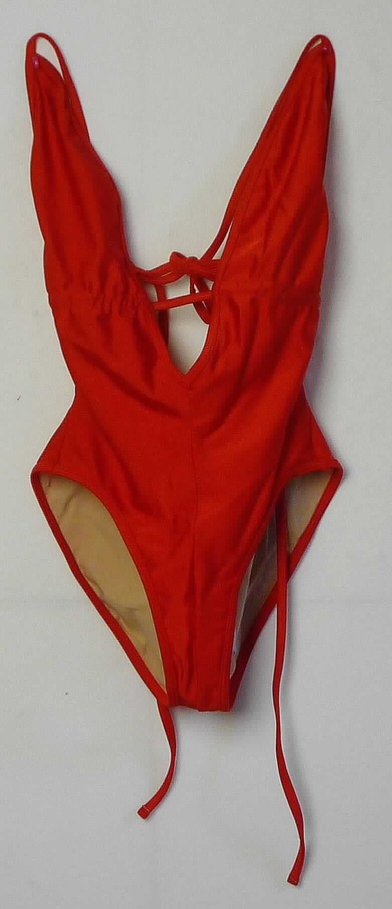 Einteiliger Badeanzug, sog. Strick Schwimmbekleidung, Art. RNT30N, Größe S, Foto siehe Anlage,
- aus ca. 0,7 mm dicken, einfarbigen Gewirken aus laut Antrag 80 % Nylon und 20 % Elasthan (beides 
  synthetische Chemiefasern); ohne Kautschukfäden, die Elastizität ergibt sich durch die Verwendung von 
  Elastomergarnen,
- durchgehend gefüttert,
- mit schmalen, ca. 0,8 cm breiten, elastischen Schulterträgern, die in der Verlängerung die Randeinfassung des 
  oberen Randes bilden und im Nacken verknotet werden, 
- vorn mit einer etwa bis zum Bauchnabel reichenden Öffnung,
- unterhalb der Brust mit einem eingezogenen, im Rücken zu verknotenen Bindeband versehen,
- mit hohen Beinausschnitten; an den Rändern mit Randeinfassungen aus Gewirken aus Spinnstoffen ausgestattet,
- aufgrund des Schnitts und der Ausstattung als Frauenkleidung erkennbar,
- das Kleidungsstück lässt nach Schnitt, Material und Ausstattung erkennen, dass es dazu bestimmt ist, als
  Badekleidung getragen zu werden.

"Badeanzug, aus Gewirken, für Frauen, aus synthetischen Chemiefasern, keine Kautschukfäden enthaltend"