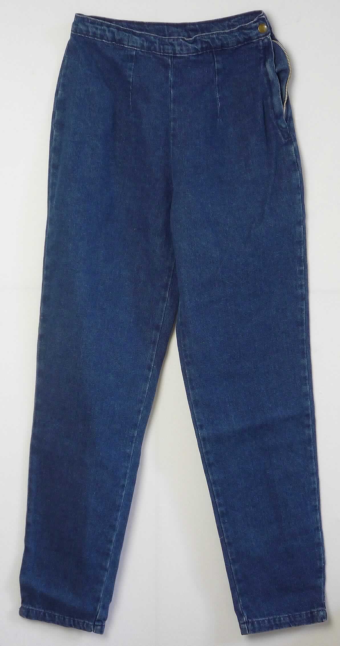 Lange Hose, sog. Jeanshose, Art. RSADM313, Größe XS, Foto siehe Anlage,
- aus ca. 0,9 mm dicken, buntgewebten Denimgeweben aus laut Antrag 100 % Baumwolle,
- in der Taille abschließend, mit einem angesetzten, ca. 3 cm breiten Bund,
- seitlich mit einer Öffnung mit Reißverschluss und im Bund mit einem Drucknopfverschluss von rechts über links 
  (Frauenkleidung),
- mit knöchellangen Hosenbeinen,
- an den Beinabschlüssen durch Umschlagen und Festnähen gesäumt,
- keine Arbeits- und Berufskleidung.

"Lange Hose, aus Geweben, für Frauen, aus Baumwolle, keine Arbeits- und Berufskleidung, aus Denim, nicht nach
 dem Batik-Verfahren handbedruckt"