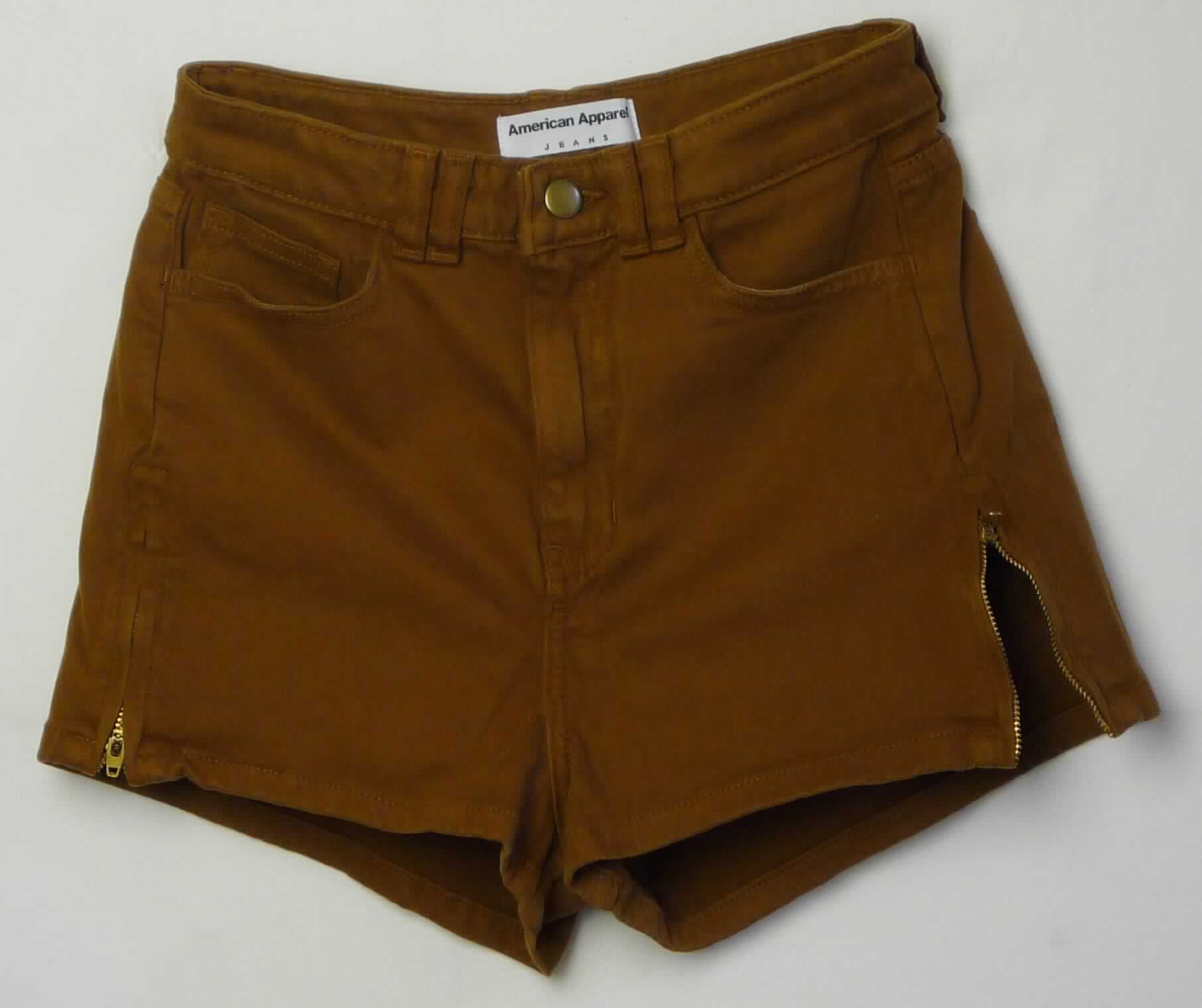 Kurze Hose, Art. RSACS301G, Größe 24/25, Foto siehe Anlage,
- aus ca. 0,8 mm dicken, einfarbigen Geweben aus laut Antrag 98 % Baumwolle und 2 % Elasthan (synthetische 
  Chemiefasern),
- in der Taille abschließend; mit einem ca. 4 cm breiten, angesetzten Taillenbund mit Gürtelschlaufen,
- vorn mit einer Öffnung mit Reißverschluss, durch eine Patte verdeckt; im Taillenbund mit einem Knopfverschluss
  von links über rechts (Männerkleidung; somit keine Ware der Position 6204), 
- vorn mit zwei eingesetzten, offenen Taschen und einer aufgesetzten, kleinen Tasche sowie mit zwei 
  aufgesetzten, offenen Gesäßtaschen,
- mit kurzen Hosenbeinen, die nicht die Knie bedecken (Seitenlänge: ca. 28 cm); mit ca. 12 cm hochreichenden, 
  mittels Reißverschluss zu schließenden Seitenschlitzen,
- an den Beinabschlüssen durch Umschlagen und Festnähen gesäumt.

"Kurze Hose, aus Geweben, für Männer, aus Baumwolle"