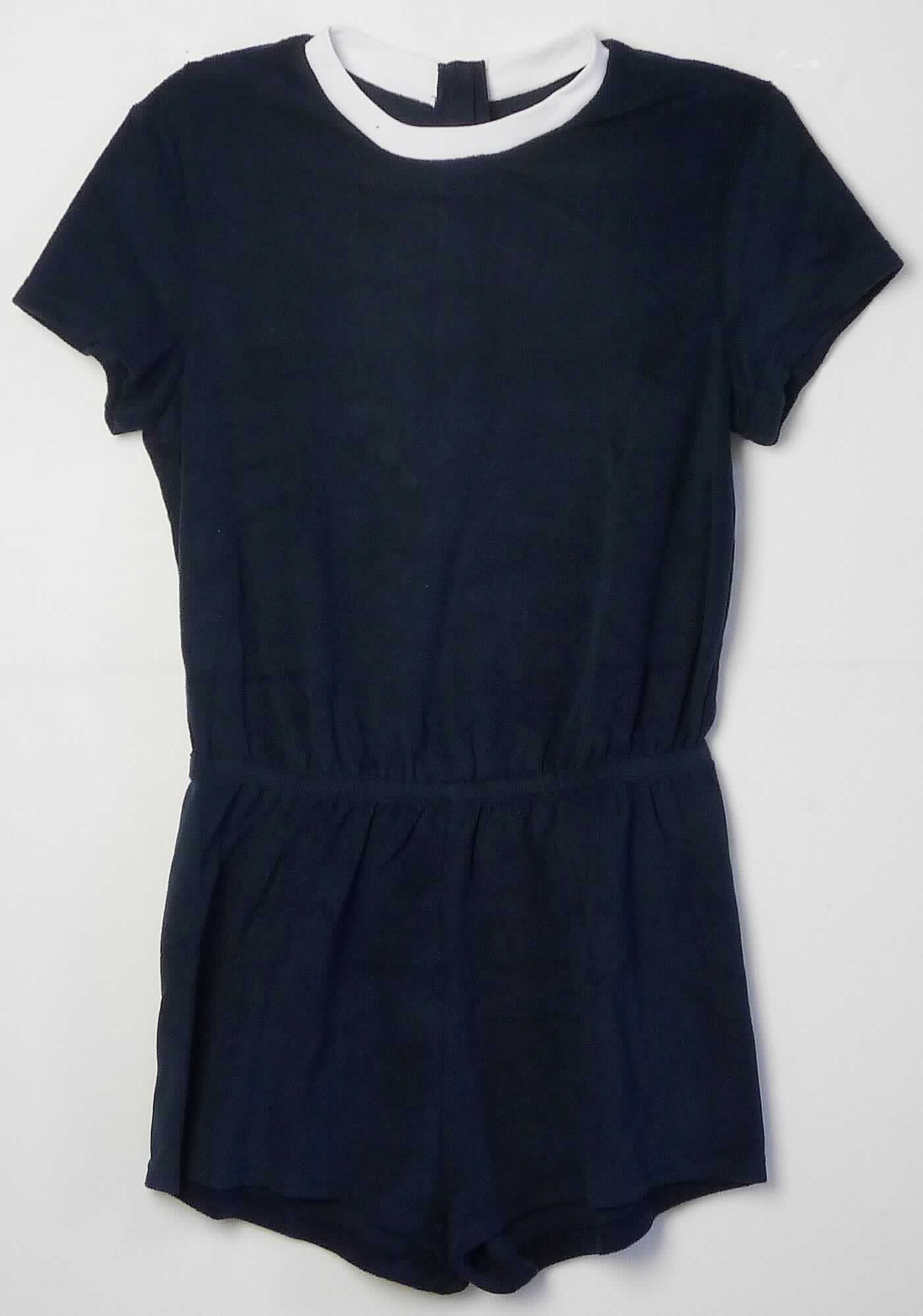Overall, sog. Strick Einteiler, Art. RSA9365, Foto siehe Anlage,
- aus ca. 1,6 mm dicken, einfarbigen Schlingengewirken aus lt. Antrag 80 % Baumwolle und 20 % Polyester
  (synthetische Chemiefasern), mit einer Schlingenoberfläche aus lt. Antrag Baumwolle,
- den Rumpf sowie Teile der Arme und Beine bedeckend,
- mit einem runden Halsausschnitt mit einer angesetzten, gerippt gewirkten Randeinfassung,
- hinten mit einer nicht durchgehenden Öffnung mit Knopfverschluss,
- mit kurzen Ärmeln,
- in Taillenhöhe elastisch verengt,
- im unteren Teil in der Art einer kurzen Hose gearbeitet, nicht die Knie bedeckend,
- an den Beinabschlüssen durch Umschlagen und Festnähen gesäumt.

"Kleidung, andere als in den Positionen 6101 bis 6113 genannte, aus Gewirken, aus Baumwolle"