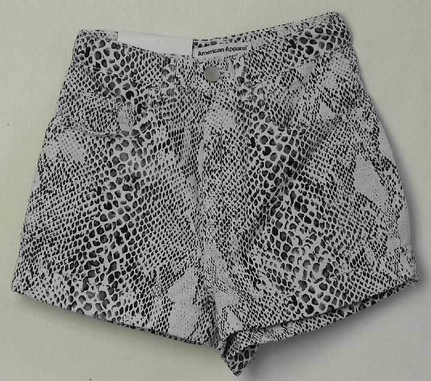 Kurze Hose, Art. RSACT303P, Größe 24, Foto siehe Anlage,
- aus ca. 0,6 mm dicken, bedruckten Geweben aus laut Antrag 100 % Baumwolle,
- in der Taille abschließend; mit einem ca. 3,5 cm breiten, angesetzten Taillenbund mit Gürtelschlaufen,
- vorn mit einer Öffnung mit Reißverschluss, durch eine Patte verdeckt; im Taillenbund mit einem Knopfverschluss
  von links über rechts (Männerkleidung), 
- vorn mit zwei eingesetzten, offenen Taschen und einer aufgesetzten, kleinen Tasche sowie mit zwei 
  aufgesetzten, offenen Gesäßtaschen,
- mit kurzen Hosenbeinen, die nicht die Knie bedecken (Seitenlänge: ca. 25,5 cm),
- an den Beinabschlüssen durch Umschlagen und Festnähen gesäumt.

"Kurze Hose, aus Geweben, für Männer, aus Baumwolle"
