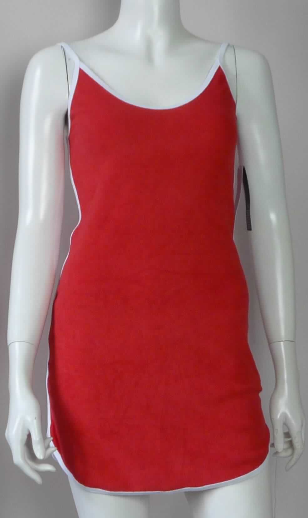 Andere Kleidung, sog. Strick Kleid, Art. RSA93305, Größe XS, Foto siehe Anlage,
- aus ca. 1,6 mm dicken, einfarbigen Schlingengewirken aus laut Antrag 80 % Baumwolle und 20 % (synthetische
  Chemiefasern), mit einer Schlingenoberfläche aus lt. Antrag Baumwolle; stellt sich nicht als leichtes 
  Kleidungsstück dar (somit keine Bluse der Position 6106 und kein Kleidungsstück der Position 6109),  
- über den Schritt reichend (Rückenlänge im getragenen Zustand: ca. 70 cm); kann aufgrund der Länge nicht ohne 
  ein weiteres, den Unterkörper bedeckendes Kleidungsstück getragen werden (somit kein Kleid),  
- ohne Öffnung und ohne Verschluss, 
- mit ca. 1 cm breiten Schulterträgern (sog. Spaghettiträger; somit kein Pullover der Positon 6110), die vorn in der 
  Verlängerung die seitliche Randeinfassung bilden,
- am unteren Rand mit einer Randeinfassung aus Gewirken aus Spinnstoffen,

"Kleidung, andere als in den Positionen 6101 bis 6113 genannte, aus Gewirken, aus Baumwolle"
