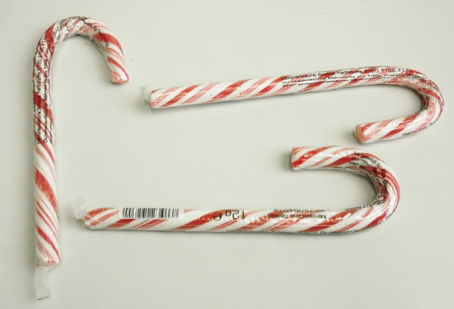 Zuckerware; Hartkaramellen, auch gefüllt

Bei den vorgelegten Warenmustern handelt es sich um im oberen Drittel gebogene, etwa 12 cm lange, rot-weiße Hartkaramellstangen mit einem Durchmesser von ca. 1 cm, in Form stilisierter Gehstöcke. Sie sind spiralförmig gefärbt und einzeln in bedruckte Klarsichtfolie eingeschweisst.

Vom Antragsteller wurden folgende Angaben hinsichtlich des Meursing-Zusatzcodes gemacht, die als zutreffend unterstellt werden:
Milchfett: 0 bis weniger als 1,5 GHT;
Milchprotein: 0 bis weniger als 2,5 GHT;
Stärke/Glucose: 25 bis weniger als 50 GHT;
Saccharose/Invertzucker/Isoglucose: 50 oder mehr GHT.

Die Erzeugnisse sind als andere Zuckerwaren ohne Kakaogehalt, Hartkaramellen, auch gefüllt, in die Unterposition 1704 9071 der Kombinierten Nomenklatur einzureihen.
