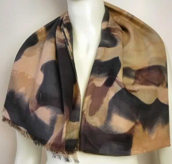 Schal, sog. Raiton Scarf, W04100, in Erwachsenengröße, Foto siehe Anlage,
- verpackt auf einem Kunststoffbügel in einem Polybeutel,
- aus einem ca. 0,4 mm dicken, buntbedruckten Gewebe aus laut Antrag 100 % Merinowolle,
- rechteckig; in den Abmessungen: ca. 194 cm x 100 cm (einschließlich Fransen),
- an den Längsseiten mit echten Webkanten, an den Schmalseiten mit ca. 2 cm langen Fransen aus nicht 
  gebundenen Kett- und Schussfäden ausgestattet (abgepasst hergestellt und gebrauchsfertig; somit 
  konfektioniert),
- ohne Hinweise auf Handarbeit.

"Schal, aus Geweben, aus Wolle, nicht handgearbeitet"