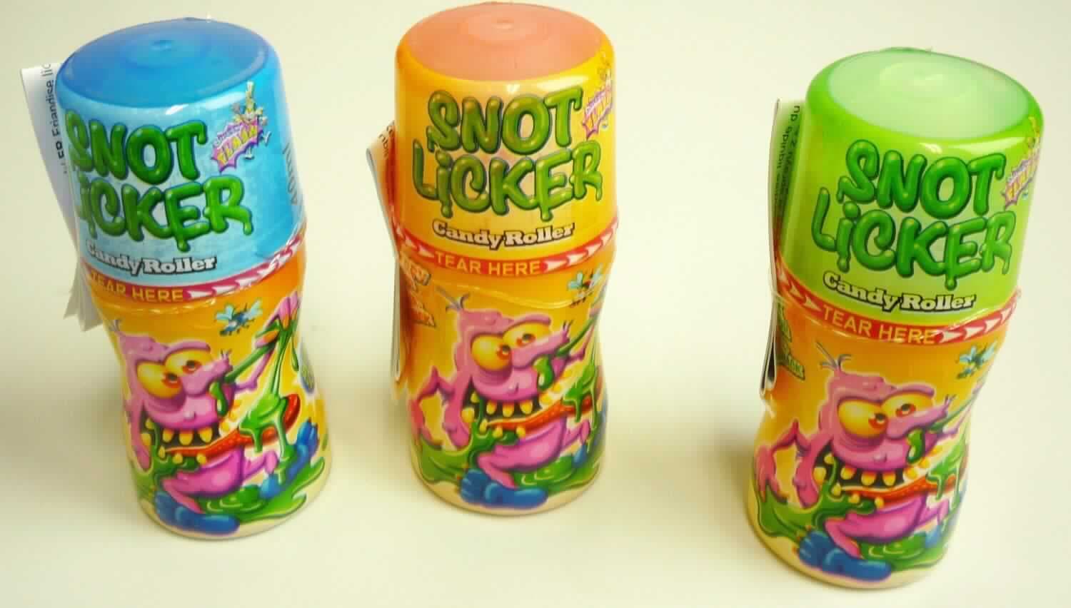 Candy Roller, flüssige Zuckerware in verschiedenen Geschmacksrichtungen

Beschaffenheit der vorgelegten Warenmuster:
In bunte Folie eingeschweißte, weiße, taillierte Kunststoffflaschen, die mit einer drehbaren, nicht entfernbaren 
Kunststoffkugel und zusätzlich mit einem transparenten roten, blauen oder grünen Schraubdeckel verschlossen 
sind; auf der Folie aufgedruckt u. a. die Warenbezeichnung (Candy Roller), die Geschmacksrichtung (Erdbeer, 
Himbeer oder Apfel) und die Inhaltsmenge (40 ml); auf einem zusätzlich angebrachten neutralen, weißen Etikett 
Angaben u. a. zu den Zutaten (Wasser, Zucker, Aroma, u. a.) und zum Nährwert.
Inhalt: Klare, farblose, sirupöse Flüssigkeit; Geruch nach Erdbeer-, Himbeer- oder Apfelaroma; Geschmack süß, 
säuerlich, aromatisiert; aufgrund der Aufmachung nicht unmittelbar trinkbar.

Isoglucose (gemäß Antragsangaben): nicht enthalten
Saccharose, einschließlich Invertzucker als Saccharose berechnet (gem. VO (EG) Nr. 951/2006, Artikel 42 
Absatz 2): weniger als 70 GHT

Lebensmittelzubereitung, anderweit weder genannt noch inbegriffen, aromatisierter oder gefärbter Zuckersirup, 
kein Isoglucose-, Lactose-, Glucose- oder Maltodextrinsirup, weniger als 70 GHT Saccharose (einschließlich 
Invertzucker als Saccharose berechnet) oder Isoglucose (als Saccharose berechnet) enthaltend; kein Getränk 
der Position 2202 der KN, da die Flüssigkeit ohne Zerstörung der Verpackung nur als dünner Film abgeleckt 
werden kann.