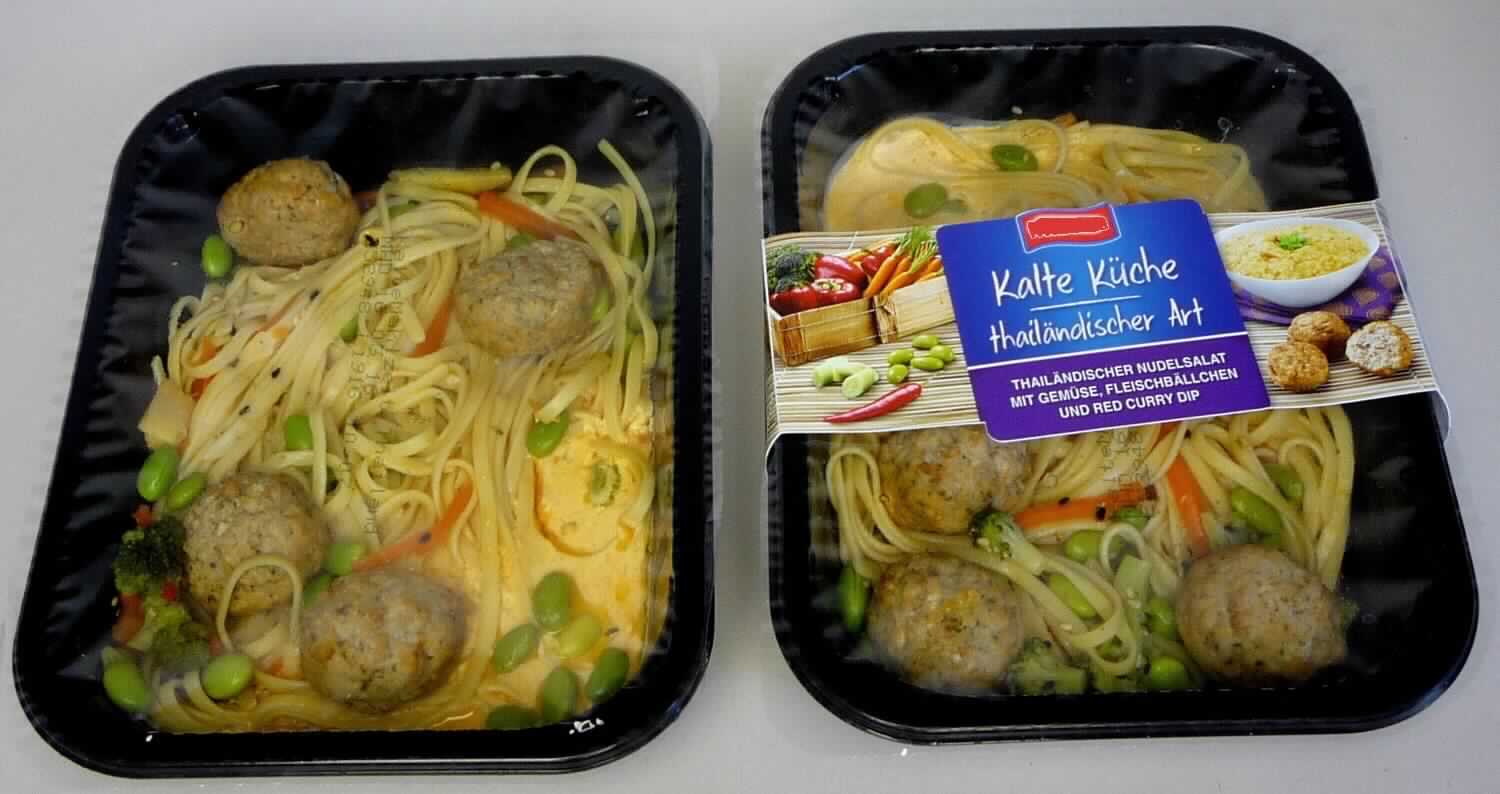 Kaltes Fertiggericht

Antragsangaben:
Kalte Küche Thailändischer Art (Artikel-Nr. 893953)

Beschaffenheit des vorliegenden Warenmusters:
Gekochte schmale Bandnudeln mit Gemüse (Karottenstreifen, Broccoliröschen, rote Paprikastreifen und grüne Bohnenkerne) und 4 kleinen Fleischbällchen (Durchmesser ca. 2,5 cm) in Original-Zweikammerkunststoffschale, 
die kleinere Kammer gefüllt mit einer blassrosafarbenen Sauce, das Ganze mit Kunststofffolie verschweißt und von einer Banderole umgeben, Banderolenaufdruck (auszugsweise): "Nudelsalat mit Gemüse, Fleischbällchen und rotem Curry-Dip; vorgegart, kalt verzehren; Inhalt: 350 g".
Es handelt sich um eine Warenzusammenstellung gemäß AV 3 b) aus mit Gemüse und Fleischbällchen zubereiteten Nudeln und Curry-Dip, deren Charakter aufgrund der Mengen und der Verwendung durch die zubereiteten Nudeln bestimmt wird.

Tierische Erzeugnisse gemäß Anmerkung 1 a) zu Kapitel 19: 20 GHT oder weniger (bezogen auf die Gesamtware)
Nudelanteil im Hauptgericht: ca. 41 % (berechnet)
Fleischbällchen im Hauptgericht: ca. 21 % (berechnet)
Gemüseanteil im Hauptgericht: ca. 28 % (berechnet)

Teigwaren, durch Kochen und Vermischen mit Fleisch und Gemüse zubereitet, nicht gefüllt und nicht getrocknet