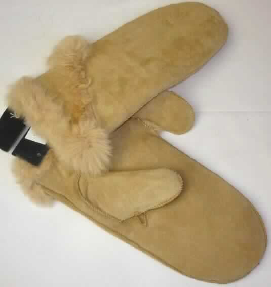 Handschuhe aus Leder, sog. Kurnell Mittens, Art. W04088, Abbildung siehe Anlage, 
- als Fausthandschuhe mit Daumen gearbeitet, 
- aus gerautem Leder (lt. Antrag Wildleder), 
- gefüttert mit Pelzfellen (lt. Antrag Angora), 
- - am Bund mit nach außen gedrehtem Futter, 
- mit einem quer auf der Vorderseite verlaufenden Streifen aus Pelzfellen (einfacher 
  Besatz), 
- ohne funktionelle Merkmale von Schutzhandschuhen.

"Bekleidungszubehör (Fausthandschuhe), aus Leder, keine Spezialsport- oder Schutz- 
 handschuhe"