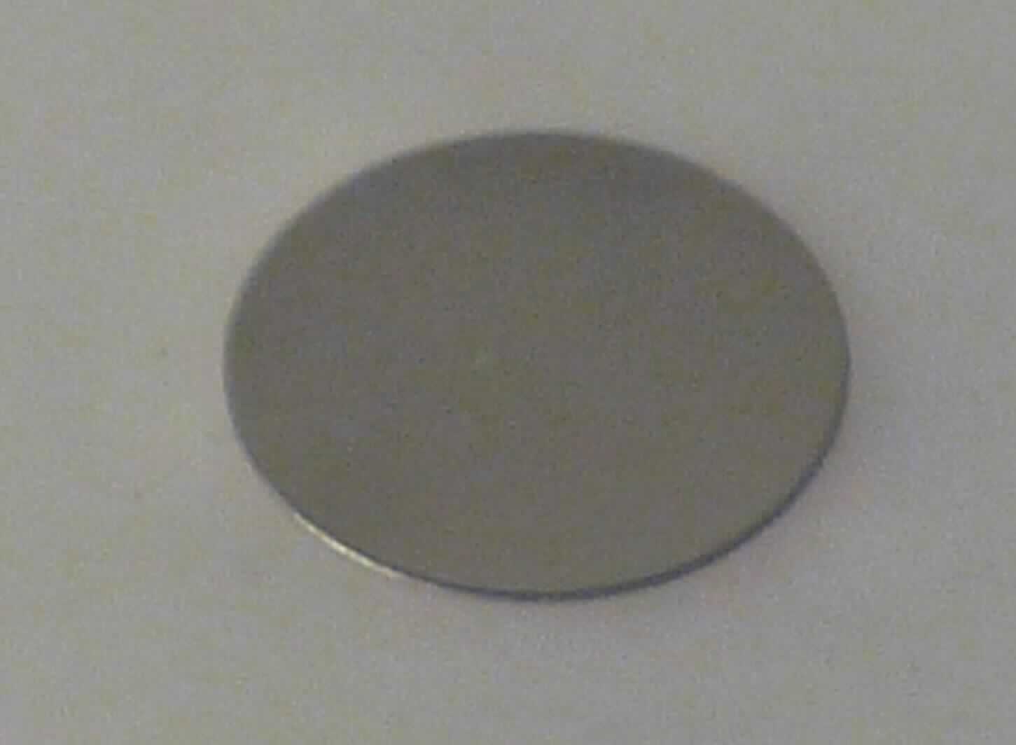Blech aus Nickellegierung

Bei der Ware handelt es sich um eine runde Metallscheibe aus einer Nickel-Chrom-Eisenlegierung (NiCrFe; Alloy Inconel 600) mit einem Durchmesser von ca. 14,7 mm und einer Dicke von ca. 0,28 mm. Die Ware wird aus Blechstreifen ausgestanzt, dient zur Abdichtung in Gasdruckflaschen und wird in Airbag Gasgeneratoren eingesetzt.
Aufgrund der unspezifischen Form liegt kein erkennbares Teil einer Maschine, eines Apparates oder eines Gerätes des Abschnitts XVI vor.

Die Ware ist als Blech aus Nickellegierungen in den TARIC 7506 2000 00 der Kombinierten Nomenklatur einzureihen.