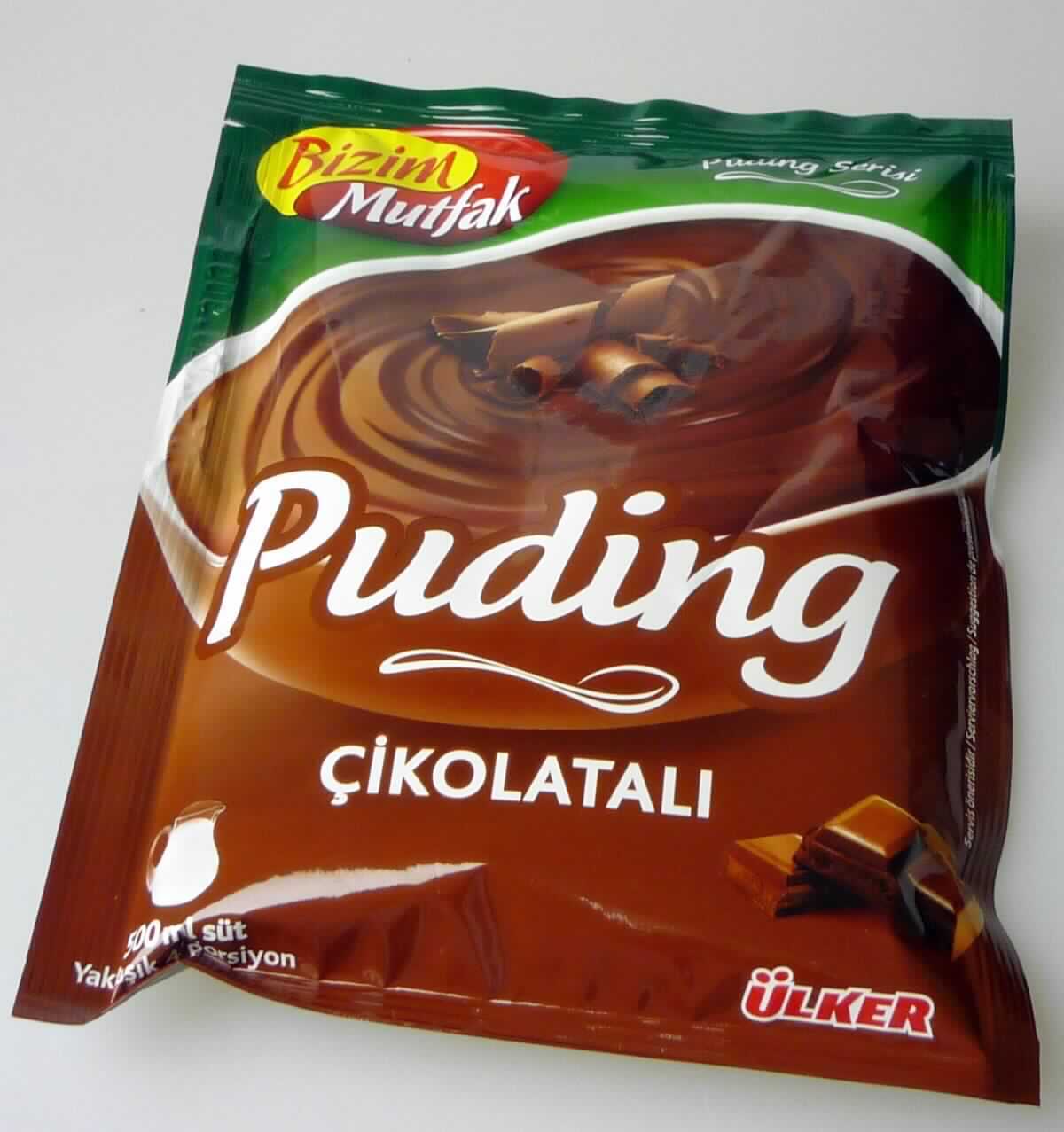 Puddingpulver

Antragsangaben: Puddingpulver Milchschokolade 115 g

Beschreibung des vorgelegten Warenmusters:
Bedruckter Folienbeutel, der Aufdruck enthält mehrsprachige Angaben zum Erzeugnis (Puding Cikolatali; 
Zubereitung für Schokoladenpudding; 115 g), zu den Zutaten (siehe Feld 8) und zur Zubereitung (Packungs-
inhalt in 500 ml kalte Milch einrühren, aufkochen und 2 - 3 Minuten weiter rühren); darin ein braunes, mit 
Zuckerkristallen durchsetztes Pulver, süß und nach Kakao schmeckend.

Kakao, berechnet als vollständig entfetteter Kakao: weniger als 40 GHT (abgeleitet aus den Analysedaten)
Saccharose (einschließlich Invertzucker als Saccharose berechnet): 60 bis weniger als 70 GHT (HPLC)
Milchfett*: weniger als 1,5 GHT
Milchprotein**: weniger als 2,5 GHT 
Stärke/Glucose***: 5 bis weniger als 25 GHT
Saccharose/Invertzucker/Isoglucose*: 50 bis weniger als 70 GHT 

*  : festgestellt gemäß VO (EG) 900/2008
**: abgeleitet aus der Zutatenliste in Verbindung mit den Analysedaten
*** : festgestellt gemäß VO (EG) 900/2008, VO (EU) 118/2010

Lebensmittelzubereitung aus Mehl und Stärke, mit einem Gehalt an Kakao, berechnet als vollständig entfetteter 
Kakao, von weniger als 40 GHT, anderweit weder genannt noch inbegriffen, mit einem Gehalt an Saccharose 
(einschließlich Invertzucker als Saccharose berechnet) von 60 GHT oder mehr und weniger als 70 GHT, 
Puddingpulver.