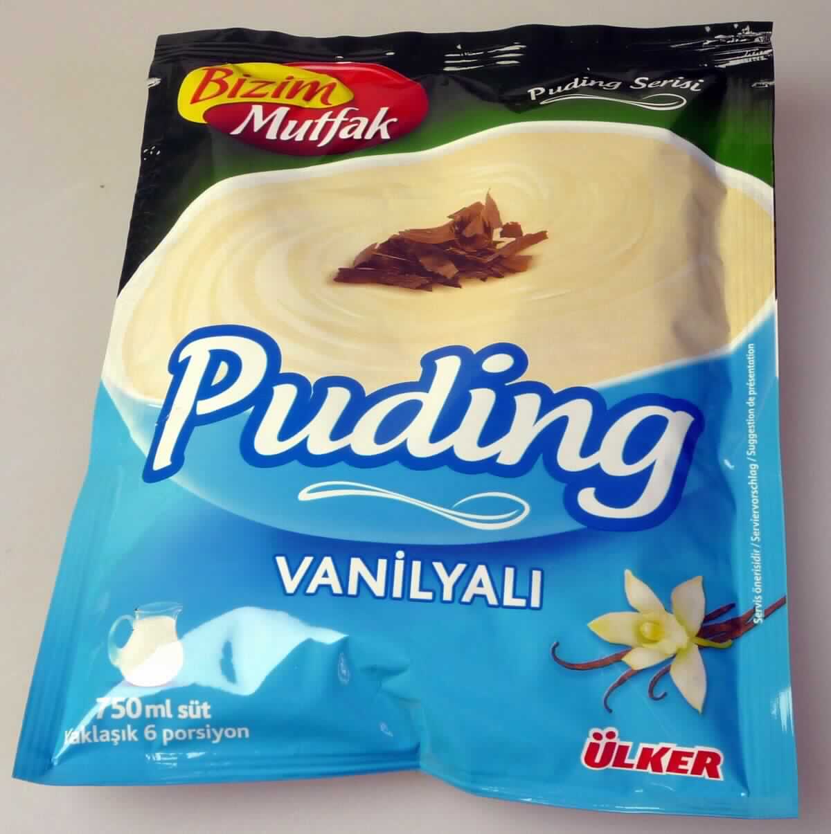 Puddingpulver

Antragsangaben: Puddingpulver Vanillegeschmack 125 g

Beschreibung des vorgelegten Warenmusters:
Bedruckter Folienbeutel, der Aufdruck enthält mehrsprachige Angaben zum Erzeugnis (Puding Vanilyali; 125 g), 
zu den Zutaten (siehe Feld 8) und zur Zubereitung (Packungsinhalt in 750 ml kalte Milch einrühren, aufkochen 
und 2 - 3 Minuten weiter rühren); darin ein weißes, mit Zuckerkristallen durchsetztes Pulver, süß und nach Vanille 
schmeckend.

Kakao: nach der Zutatenliste nicht enthalten
Saccharose (einschließlich Invertzucker als Saccharose berechnet)*: 60 bis weniger als 70 GHT
Milchfett**: weniger als 1,5 GHT
Milchprotein**: weniger als 2,5 GHT 
Stärke/Glucose***: 25 bis weniger als 50 GHT
Saccharose/Invertzucker/Isoglucose*: 50 GHT oder mehr 

*  : festgestellt gemäß VO (EG) 900/2008
**: abgeleitet aus der Zutatenliste in Verbindung mit den Analysedaten
*** : festgestellt gemäß VO (EG) 900/2008, VO (EU) 118/2010

Lebensmittelzubereitung aus Stärke, ohne Gehalt an Kakao, anderweit weder genannt noch inbegriffen, mit
einem Gehalt an Saccharose (einschließlich Invertzucker als Saccharose berechnet) von 60 GHT oder mehr 
und weniger als 70 GHT, Puddingpulver.