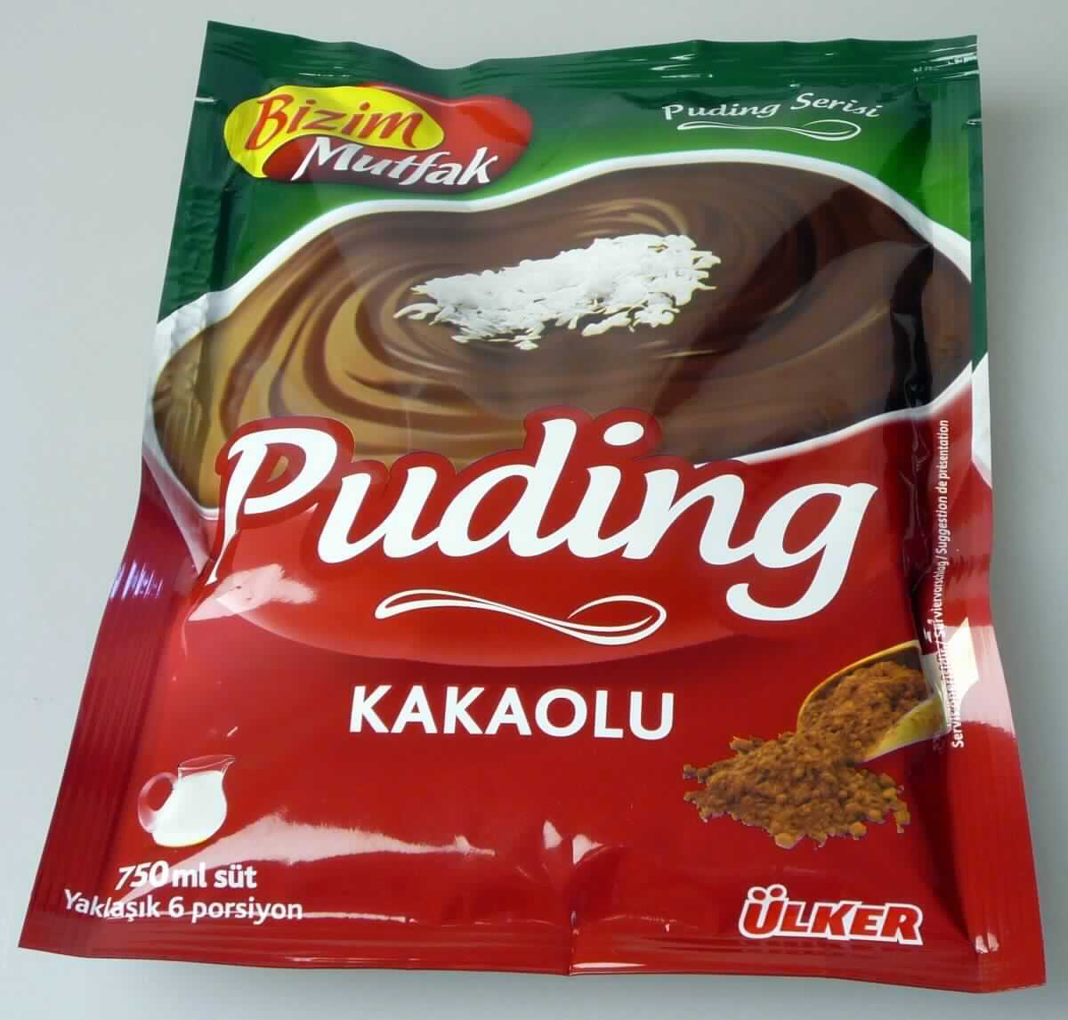 Puddingpulver

Antragsangaben: Puddingpulver Kakao 150 g

Beschreibung des vorgelegten Warenmusters:
Bedruckter Folienbeutel, der Aufdruck enthält mehrsprachige Angaben zum Erzeugnis (Puding Kakaolu; 150 g), 
zu den Zutaten (siehe Feld 8) und zur Zubereitung (Packungsinhalt in 750 ml kalte Milch einrühren, aufkochen 
und 2 - 3 Minuten weiter rühren); darin ein braunes, mit Zuckerkristallen durchsetztes Pulver, süß und nach 
Kakao schmeckend.

Kakao, berechnet als vollständig entfetteter Kakao: nach der Zutatenliste weniger als 40 GHT
Saccharose (einschließlich Invertzucker als Saccharose berechnet)*: 60 bis weniger als 70 GHT
Milchfett**: weniger als 1,5 GHT
Milchprotein**: weniger als 2,5 GHT 
Stärke/Glucose***: 5 bis weniger als 25 GHT
Saccharose/Invertzucker/Isoglucose*: 50 bis weniger als 70 GHT 

*  : festgestellt gemäß VO (EG) 900/2008
**: abgeleitet aus der Zutatenliste in Verbindung mit den Analysedaten
*** : festgestellt gemäß VO (EG) 900/2008, VO (EU) 118/2010

Lebensmittelzubereitung aus Stärke, mit einem Gehalt an Kakao, berechnet als vollständig entfetteter Kakao, von 
weniger als 40 GHT, anderweit weder genannt noch inbegriffen, mit einem Gehalt an Saccharose (einschließlich 
Invertzucker als Saccharose berechnet) von 60 GHT oder mehr und weniger als 70 GHT, Puddingpulver.