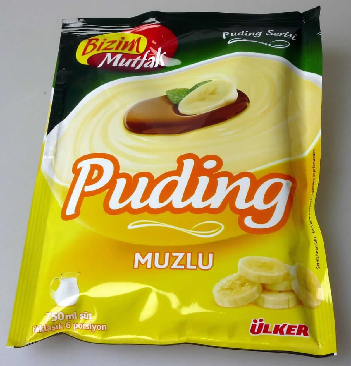 Puddingpulver

Antragsangaben: Puddingpulver Bananengeschmack 125 g

Beschreibung des vorgelegten Warenmusters:
Bedruckter Original-Folienbeutel, der Aufdruck enthält mehrsprachige Angaben zum Erzeugnis (Puding Muzlu; 
125 g), zu den Zutaten (siehe Feld 8) und zur Zubereitung (Packungsinhalt in 750 ml kalte Milch einrühren, auf-
kochen und 2 - 3 Minuten weiter rühren); darin ein weißlich-gelbes, mit Zuckerkristallen durchsetztes Pulver, 
süß und nach Bananenaroma schmeckend.

Kakao: nach der Zutatenliste nicht enthalten
Saccharose (einschließlich Invertzucker als Saccharose berechnet): 70 GHT oder mehr (HPLC)
Milchfett*: weniger als 1,5 GHT
Milchprotein*: weniger als 2,5 GHT 
Stärke/Glucose**: 25 bis weniger als 50 GHT
Saccharose/Invertzucker/Isoglucose***: 50 GHT oder mehr 

*: abgeleitet aus der Zutatenliste in Verbindung mit den Analysedaten
**: festgestellt gemäß VO (EG) 900/2008, VO (EU) 118/2010
***: festgestellt gemäß VO (EG) 900/2008

Lebensmittelzubereitung aus Stärke, ohne Gehalt an Kakao, anderweit weder genannt noch inbegriffen, mit 
einem Gehalt an Saccharose (einschließlich Invertzucker als Saccharose berechnet) von 70 GHT oder mehr, 
Puddingpulver.