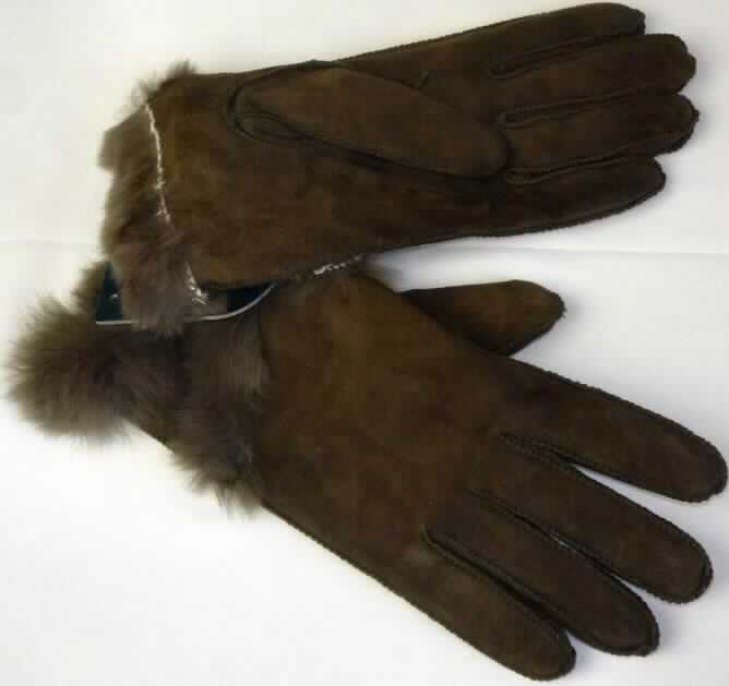 Handschuhe aus Leder, sog. Pine Creek Gloves, Art. W04087, Abbildung siehe Anlage, 
- als Fünffingerhandschuhe gearbeitet, 
- aus gerautem Leder (lt. Antrag Wildleder), 
- gefüttert mit Pelzfellen (lt. Antrag Angora), 
- - am Bund mit nach außen gedrehtem Futter, 
- mit einem quer auf der Vorderseite verlaufenden Streifen aus Pelzfellen (einfacher 
  Besatz), 
- ohne funktionelle Merkmale von Schutzhandschuhen.

"Bekleidungszubehör (Fingerhandschuhe), aus Leder, keine Spezialsport- oder Schutz- 
 handschuhe"