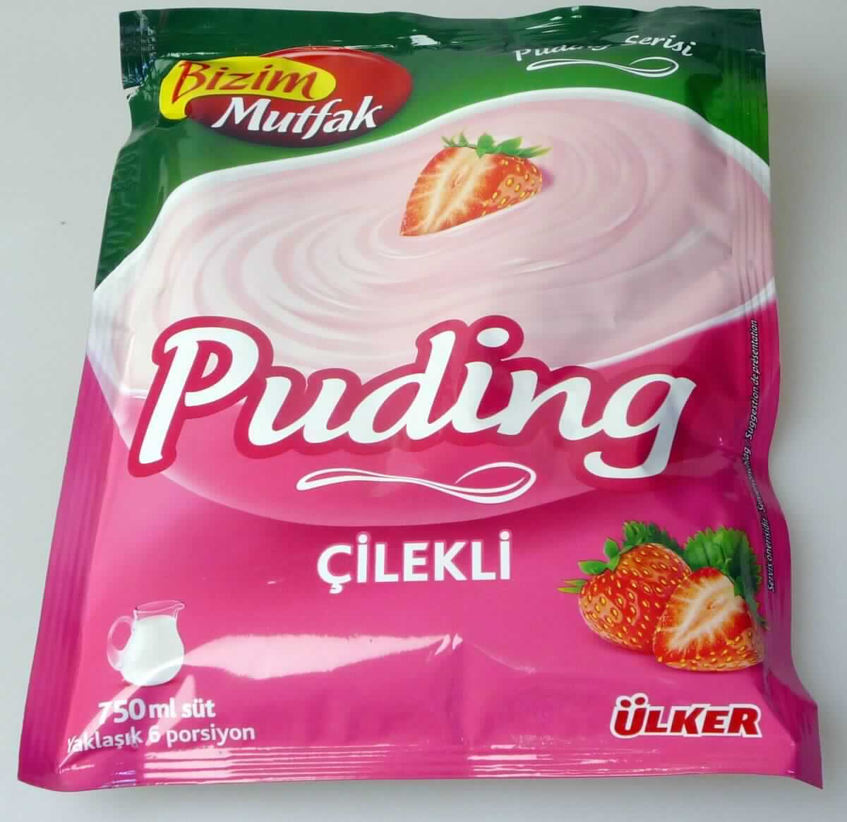 Puddingpulver

Antragsangaben: Puddingpulver Erdbeergeschmack 125 g

Beschreibung des vorgelegten Warenmusters:
Bedruckter Original-Folienbeutel, der Aufdruck enthält mehrsprachige Angaben zum Erzeugnis (Puding Cilekli; 
125 g), zu den Zutaten (siehe Feld 8) und zur Zubereitung (Packungsinhalt in 750 ml kalte Milch einrühren, auf-
kochen und 2 - 3 Minuten weiter rühren); darin ein hellrosafarbenes, mit Zuckerkristallen durchsetztes Pulver, 
süß und nach Erdbeeraroma schmeckend.

Kakao: nach der Zutatenliste nicht enthalten
Saccharose (einschließlich Invertzucker als Saccharose berechnet): 70 GHT oder mehr (HPLC)
Milchfett*: weniger als 1,5 GHT
Milchprotein*: weniger als 2,5 GHT 
Stärke/Glucose**: 5 bis weniger als 25 GHT
Saccharose/Invertzucker/Isoglucose***: 70 oder mehr GHT 

*: abgeleitet aus der Zutatenliste in Verbindung mit den Analysedaten
**: festgestellt gemäß VO (EG) 900/2008, VO (EU) 118/2010
***: festgestellt gemäß VO (EG) 900/2008

Lebensmittelzubereitung aus Stärke, ohne Gehalt an Kakao, anderweit weder genannt noch inbegriffen, mit 
einem Gehalt an Saccharose (einschließlich Invertzucker als Saccharose berechnet) von 70 GHT oder mehr, 
Puddingpulver.