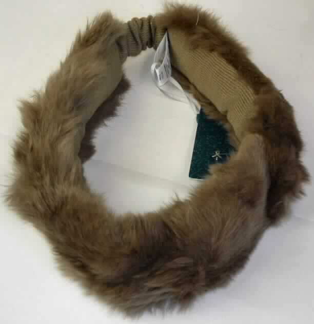 Bekleidungszubehör aus Pelzfellen, sog. Stirnband Kelso Headband, Art. W04085, 
Abbildung siehe Anlage, 
- Stirnband, aus verschiedenen Stoffen zusammengesetzte Ware, bestehend aus: 
- - zugerichteten Pelzfellen von Hasen oder Kaninchen (lt. Antrag Angora) an der 
    Außenseite,
- - Gewirken aus Spinnstoffen (lt. Antrag Baumwolle) an der Innenseite, 
- - mit Schaumstoff gepolstert, 
- - mit einem ca. 6 cm langen, elastischen Einsatz als Weitenregulierung, 
- - das Pelzfell geht weit über den Umfang eines einfachen Besatzes hinaus, somit 
    Einreihung als Bekleidungszubehör in die Position 4303, 
- mit einem Durchmesser von ca. 20 cm, 
- mit einer Breite von ca. 6 cm.

"Bekleidungszubehör (Stirnband), aus Pelzfellen von Hasen oder Kaninchen"