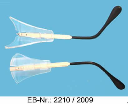 Teil, erkennbar hauptsächlich für eine Fassung für eine Brille bestimmt, in Form eines ca. 14 cm langen Brillenbügels aus Kunststoff. Der Bügel ist an einem Ende gebogen und mit einem Kunststoffüberzug versehen. Er besitzt einen Seitenschutz für das Auge aus Kunststoff. Der Brillenbügel ist Teil einer Fassung für eine Arbeitsschutzbrille.
Ein Bild der Ware befindet sich im Internet unter 
http://ec.europa.eu/taxation_customs/dds/ebticau_de.htm.