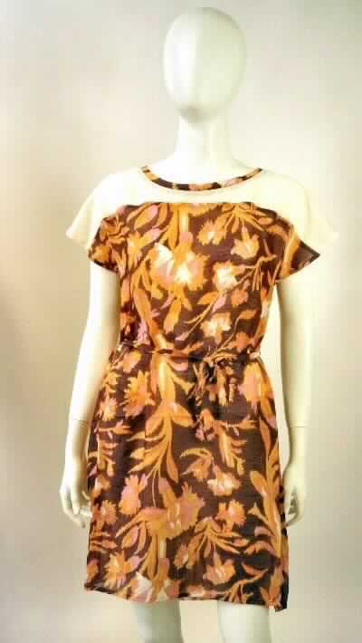 Kleid, sog. Agnes Waters Dress W04015, Größe S, Foto siehe Anlage,
- aus ca. 0,3 mm dicken, einfarbigen bzw. buntbedruckten Geweben aus laut Antrag 65 % Merinowolle und 
  35 % Seide,
- über den halben Oberschenkel reichend (Rückenlänge: ca. 91 cm), 
- mit einem runden, leicht halsfernen Ausschnitt,
- hinten mit einer kurzen Öffnung mit Knopfverschluss,
- mit sehr kurzen Ärmeln, sog. überschnittene Schulter,
- in Taillenhöhe mit einem durch Schlaufen geführten Bindeband,
- am unteren, geraden Rand durch Umschlagen und Festnähen gesäumt,
- kann aufgrund der Länge ohne ein weiteres, den Unterkörper bedeckendes Kleidungsstück (Rock oder Hose) 
  getragen werden.

"Kleid, aus Geweben, für Frauen, aus Wolle"