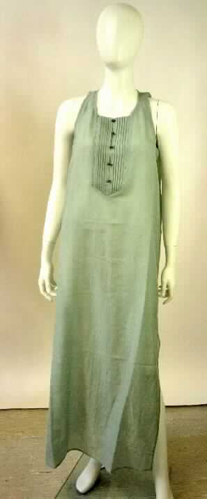 Kleid, sog. Corowa Maxi Dress W04014, Größe S, Foto siehe Anlage,
- aus ca. 0,3 mm dicken, einfarbigen Geweben aus laut Antrag 65 % Merinowolle und 35 % Seide,
- bis etwa zu den Knöcheln reichend (Rückenlänge: ca. 137 cm), 
- mit einem runden, leicht halsfernen Ausschnitt,
- vorn mit einer nicht durchgehenden Öffnung mit Knopfverschluss von rechts über links, 
- ärmellos,
- im Brustbereich in Falten abgenäht,
- mit ca. 51 cm hoch reichenden Seitenschlitzen,
- an allen Rändern durch Umschlagen und Festnähen gesäumt,
- kann aufgrund der Länge ohne ein weiteres, den Unterkörper bedeckendes Kleidungsstück (Rock oder Hose) 
  getragen werden.

"Kleid, aus Geweben, für Frauen, aus Wolle"