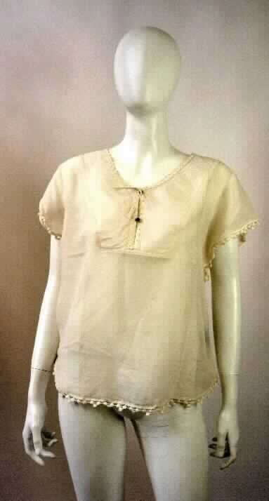 Bluse, sog. Wooli Blouse W04016, Größe S, Foto siehe Anlage,
- aus ca. 0,2 mm dicken, einfarbigen Geweben aus lt. Antrag 65 % Merinowolle und 35 % Seide, 
- über die Taille reichend (Rückenlänge: ca. 60 cm),
- mit einem leicht halsfernen, runden Ausschnitt; zusätzlich mit einer teilweise in den Rand des Ausschnitts 
  eingearbeiteten Kordel aus Spinnstoffen ausgestattet,
- vorn mit einer nicht durchgehenden Öffnung mit Knopfverschluss von rechts über links (Frauenkleidung), 
- mit sehr kurzen Ärmeln, sog. überschnittene Schulter,
- entlang der Öffnung und an den Rändern des Halssausschnitts mit aufgenähten Bändern aus Klöppelspitze sowie
  an den Ärmelenden und am unteren Rand mit einer angenähten Borte verziert.


"Bluse, aus Geweben, für Frauen, aus Wolle"