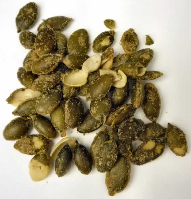 Kürbiskerne, zubereitet

Antragsangaben (als zutreffend unterstellt): Kürbiskerne mit Wasabi. Zutaten: Kürbiskerne, Wasabipulver, Salz. Herstellung: Kürbiskerne werden sortiert, gebürstet, gewaschen und getrocknet sowie von Fremdmaterial befreit und geröstet. Anschließend wird den Kürbiskernen Wasabipulver zugemischt und das Produkt verpackt. Verwendung: zum unmittelbaren Verzehr. Verpackung: in Gebinden mit einem Gewicht des Inhalt von mehr als 1 kg.

Beschaffenheit des vorgelegten Warenmusters: ganze, mit einer dünnen, grünen Samenhaut überzogene und mit einem feinen, hellbraunen Pulver versetzte Kürbiskerne. Geschmack: scharf, nach Meerrettich, schwach salzig, nach Kürbiskernen. 

Früchte, Nüsse und andere genießbare Pflanzenteile, in anderer Weise zubereitet oder haltbar gemacht, auch mit Zusatz von Zucker, anderen Süßmitteln oder Alkohol, anderweit weder genannt noch inbegriffen, Schalenfrüchte, Erdnüsse und andere Samen, auch miteinander vermischt, andere, in unmittelbaren Umschließungen mit einem Gewicht des Inhalts von mehr als 1 kg, andere, keine gerösteten Mandeln oder Pistazien, andere.

HINWEIS: Die vorliegende vZTA bezieht sich nur auf Kürbiskerne in unmittelbaren Umschließungen mit einem Gewicht des Inhalts von mehr als 1 kg. Für Kürbiskerne in unmittelbaren Umschließungen mit einem Gewicht des Inhalts von 1 kg oder weniger siehe vZTA DE 1382/12-2.