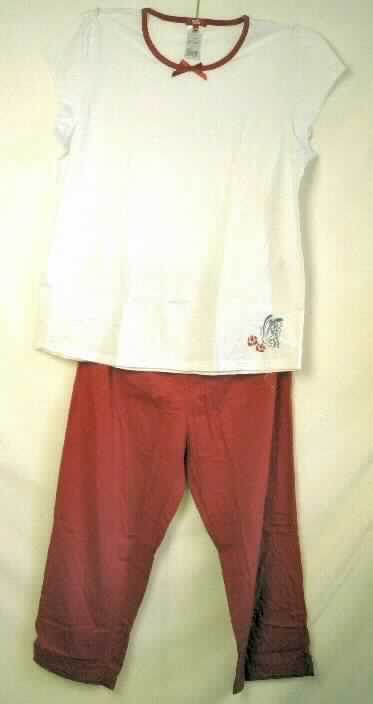 Modisches Unterhemd und lange Hose, sog. Damen Pyjama 7/8 Hose, 158931, rot/weiß, Größe 44/46, Fotos siehe
Anlage,
- als zweiteilige Zusammenstellung; kein Schlafanzug, da die Kleidungsstücke nach ihrem Gesamteindruck 
  unterschiedslos im Bett oder an anderen Orten getragen werden können und daher nicht dazu bestimmt sind, 
  ausschließlich oder im Wesentlichen als Nachtkleidung im Bett getragen zu werden,
- keine Kombination, u. a. weil ein Kleidungsstück der Position 6109 (modisches Unterhemd) nicht als Bestandteil
  einer Kombination zugelassen ist,
- modisches Unterhemd:
-- aus etwa 0,5 mm dicken, leichten, einfarbigen Gewirken aus laut Antrag 100% Baumwolle,
-- über den Schritt reichend (Rückenlänge: 73 cm),
-- mit einem runden Halsausschnitt; mit einer kontrastfarbenen Einfassung aus Gewirke und einer Wäscheschleife
   aus Gewebe verziert,
-- ohne Öffnung und ohne Verschluss,
-- mit sehr kurzen, nicht enganliegenden Ärmeln (sog. überschnittene Schulter),
-- auf der Vorderseite mit einem kleinen Motiv bedruckt,
-- modisch gestaltet; wird unmittelbar auf der Haut getragen,
-- am unteren, geraden Rand durch Umschlagen und Festnähen gesäumt.

"Unterhemd, aus Gewirken, aus Baumwolle"