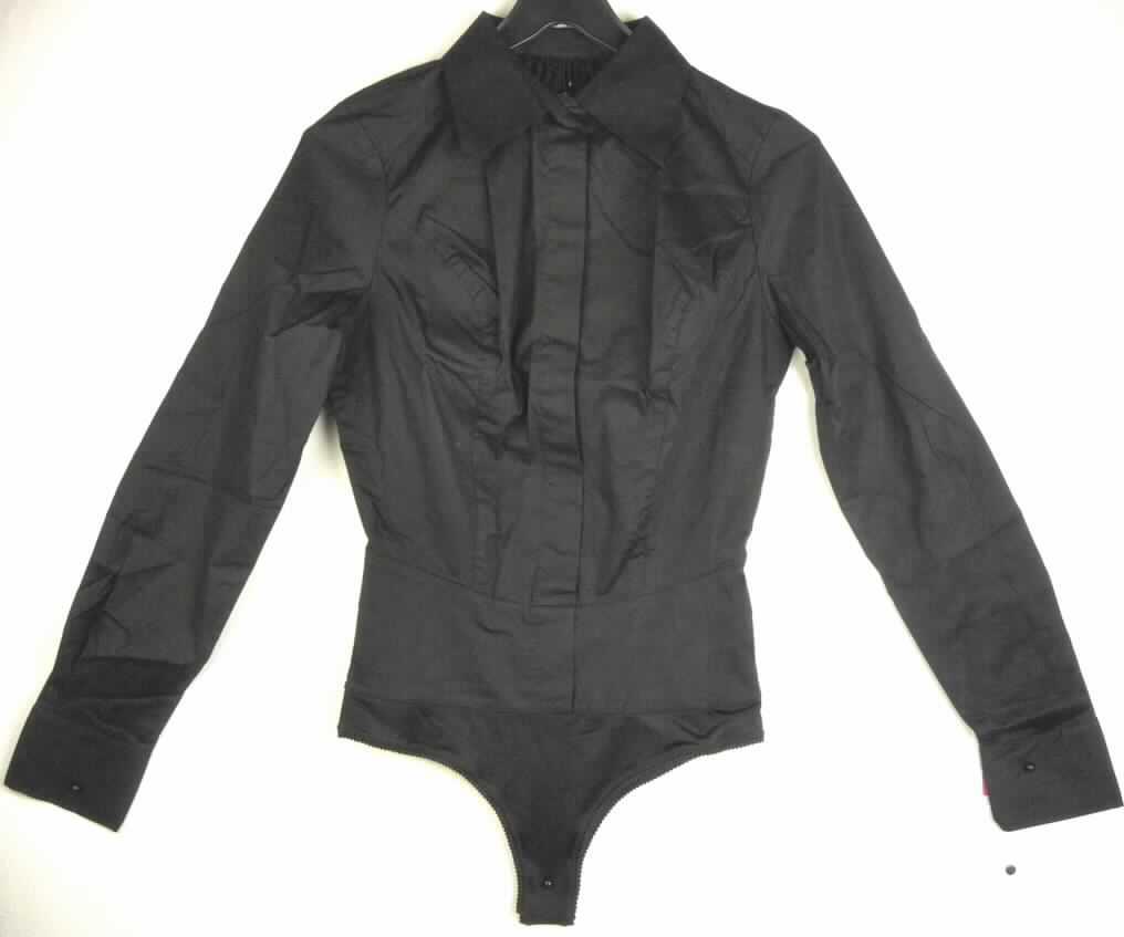Andere Kleidung für Frauen, sog. Body, Bluse mit Höschen, Foto siehe Anlage
- einteilig in Form eines Bodys gearbeitet; stellt sich nach Schnitt und Ausstattung damit 
  nicht als Hemdbluse der Position 6206 dar, 
- im Oberteil in der Art einer Hemdbluse geschnitten:
-- aus 0,3 mm dicken, einfarbigen Geweben aus laut Etikett 97% Baumwolle und 3% 
   Elasthan (synthetische Chemiefasern),
-- mit Umlegekragen,
-- vorn mit einer bis unterhalb der Taille reichenden Öffnung mit Knopfverschluss von rechts 
   über links (Frauenkleidung),
-- innen im Bereich der Taille mit einem bis zu 11 cm breiten, elastischen Einsatz aus 
   0,5 mm dickem, einfarbigem Gewirke unterlegt,
-- mit langen Ärmeln mit manschettenartigen Abschlüssen,
- im Unterteil in der Art eines Tangaslips gearbeitet:
-- aus 0,5 mm dicken, elastischen Gewirken aus laut Antrag 82% Polyester und 
   18% Elasthan (beides synthetische Chemiefasern),
-- an den Rändern mit elastischen Abschlüssen,
-- im Schritt mit einer Hygieneeinlage, mit Schrittöffnung mit unterlegtem 
   Druckknopfverschluss,
- die Gewebe bestimmen nach Umfang und Gesamteindruck den Charakter der Ware.

"Andere Kleidung (Blusenbody), aus Geweben (charakterbestimmend), für Frauen, aus Baumwolle, keine Arbeits- und Berufskleidung, und Gewirken"