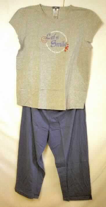 Modisches Unterhemd und lange Hose, sog. Damen Pyjama 7/8 Hose, 158931, grau/blau, Größe 44/46, Fotos siehe Anlage,
- als zweiteilige Zusammenstellung; kein Schlafanzug, da die Kleidungsstücke nach ihrem Gesamteindruck 
  unterschiedslos im Bett oder an anderen Orten getragen werden können und daher nicht dazu bestimmt sind, 
  ausschließlich oder im Wesentlichen als Nachtkleidung im Bett getragen zu werden,
- keine Kombination, u. a. weil ein Kleidungsstück der Position 6109 (modisches Unterhemd) nicht als Bestandteil
  einer Kombination zugelassen ist,
- modisches Unterhemd:
-- aus etwa 0,6 mm dicken, leichten, buntgewirkten Gewirken aus melierten Garnen aus laut Antrag
   100% Baumwolle,
-- über den Schritt reichend (Rückenlänge: 72 cm),
-- mit einem V-förmigen Halsausschnitt,
-- ohne Öffnung und ohne Verschluss,
-- mit sehr kurzen, nicht enganliegenden Ärmeln (sog. überschnittene Schulter),
-- auf der Vorderseite bedruckt,
-- modisch gestaltet; wird unmittelbar auf der Haut getragen,
-- am unteren, geraden Rand durch Umschlagen und Festnähen gesäumt.

"Unterhemd, aus Gewirken, aus Baumwolle"