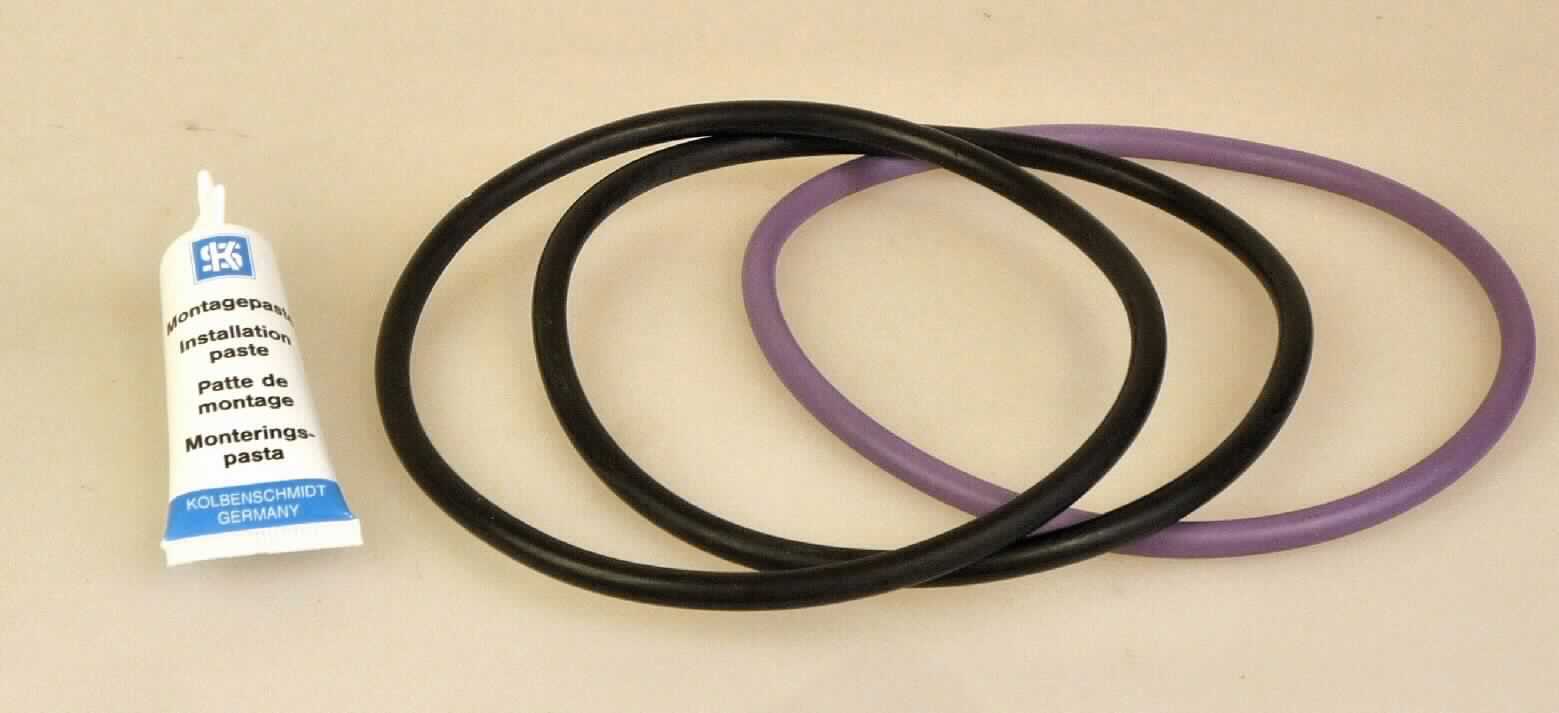 Dichtungssatz, bestehend aus 2 Dichtungen aus Viton (Fluorelastomer) und 2 Dichtungen aus Ethylen-Propylen-Dien-Kautschuk (lt. Antragstellerangaben) mit einem Durchmesser von jeweils etwa 12 cm. Die Dichtungen sind gemeinsam mit einer Tube Montagepaste in einem Kunststoffbeutel für den Einzelverkauf aufgemacht. Zur Verwendung für einen Kolben in einem Kfz.

Die Ware ist als "Satz von Dichtungen verschiedener stofflicher Beschaffenheit, in einem Beutel gemeinsam verpackt, nicht für zivile Luftfahrzeuge"" einzureihen