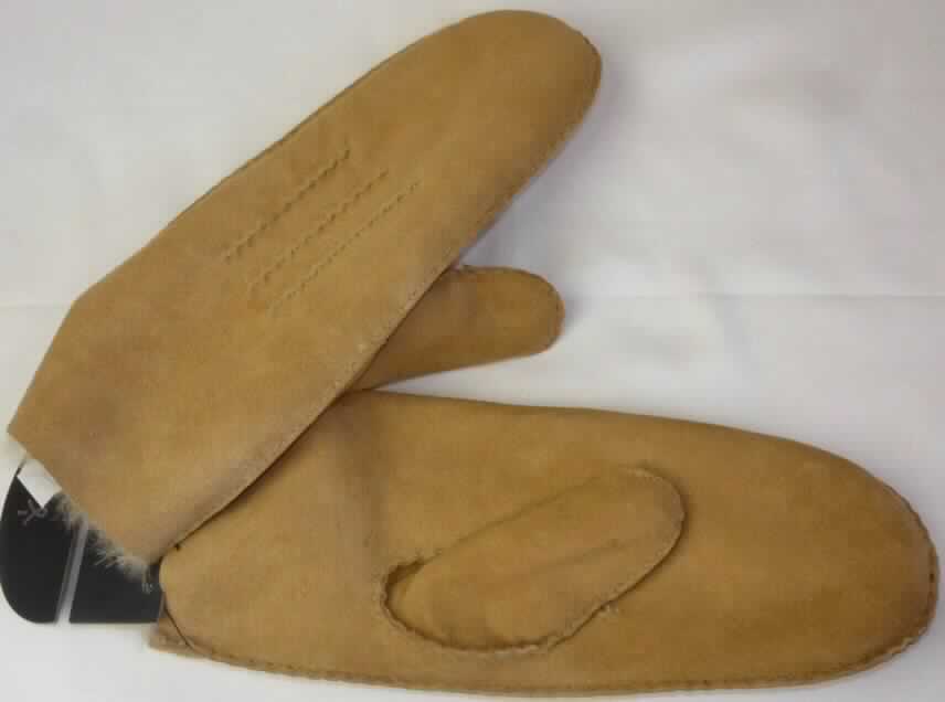 Bekleidungszubehör aus Pelzfellen, sog. Handschuhe Ebden Mittens, Art. W04083, 
Abbildung siehe Anlage, 
- in Form von Fausthandschuhen mit Daumen, 
- aus mit dem Haarkleid gegerbten Fellstücken von Lämmern (laut Antrag) zusammen- 
  genäht,
- die Fellseite bildet das Innere und die Lederseite die Außenseiten der Handschuhe, 
- am Bund mit nach außen gedrehter Fellseite (Stulpe).

"Bekleidungszubehör (Handschuhe), aus Pelzfellen von Lämmern"