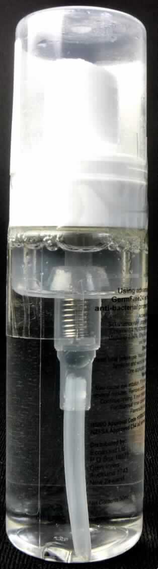 Angaben:
Germ Free 24 Handdesinfektionsmittel in einer transparenten 50 ml Sprühflasche, Inhaltsstoffe laut Sicherheitsdatenblatt: Alkyldimethylbenzylammoniumchlorid < 0,2 %, 3-(Trimethoxysilyl)-propyldimethyl-octadecylammoniumchlorid < 1%, Ethylalkohol und Wasser.

Befund:
Zubereitetes Desinfektionsmittel in Aufmachung für den Einzelverkauf.