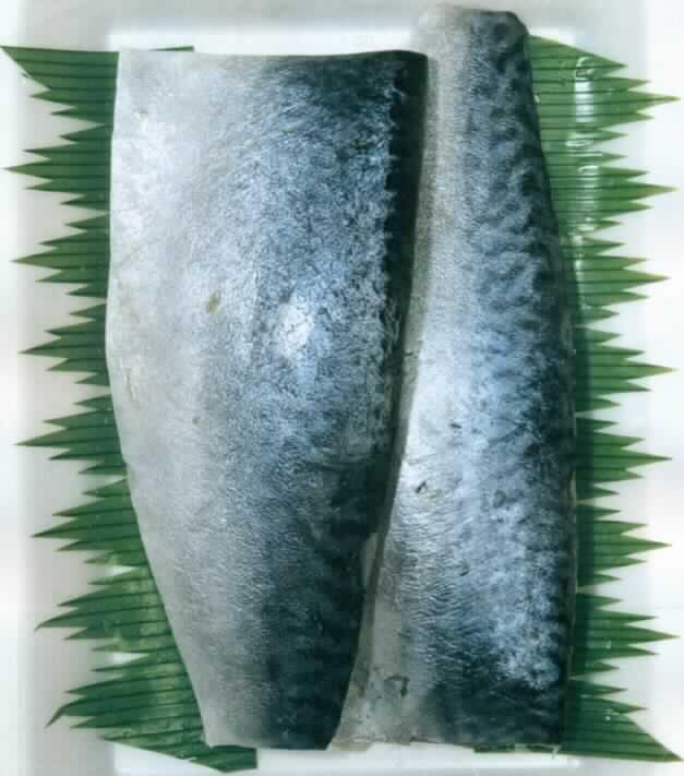 Nach den Angaben der Antragstellerin und den vorgelegten Unterlagen handelt es sich um gefrorene, marinierte Filets (mit Haut) von Fischen der Art Scomber scombrus (Makrele).
Jeweils zwei Filets sind auf einem Kunststofftray aufgemacht.
Zutaten: Makrele (96 %), Salz, Zucker, Essig, Seetangsauce. 

Zolltarifrechtlich handelt es sich um zubereitete Fischfilets von Makrelen der Art Scomber scombrus.