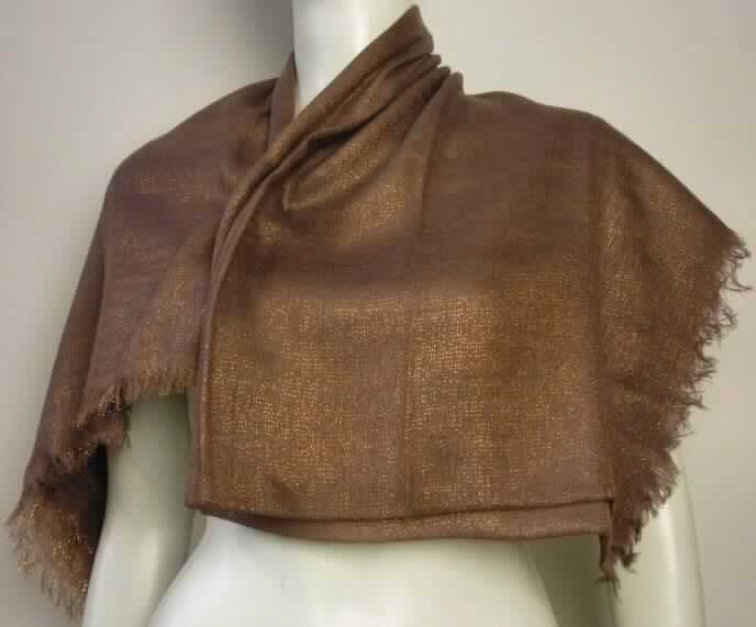 Schal, sog. Fairy Park Scarf, Art. W04107, Foto siehe Anlage,
- verpackt auf einem Kunststoffbügel in einem Polybeutel,
- aus ca. 0,4 mm dicken Geweben aus laut Antrag 95 % Merinowolle und 5 % Lurex (metallisiertes Garn der 
  Position 5605),
- rechteckig; in den Abmessungen: ca. 184 cm x 90 cm (einschließlich Fransen),
- an allen Seiten mit ca. 2 cm langen Fransen aus nicht gebundenen Kett- und Schussfäden ausgestattet 
  (abgepasst hergestellt und gebrauchsfertig; somit konfektioniert), 
- ohne Hinweise auf Handarbeit.

"Schal, aus Geweben, aus Wolle, nicht handgearbeitet"
