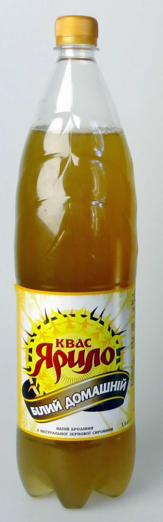 Fermentiertes Getränk aus Malz.

Antragsangaben (als zutreffend unterstellt): Erfrischungsgetränk Kwas; Zutaten: Wasser, Zucker; Grundstoff (Gerstenmalz, Roggenmehl), Kohlendioxid, Trübungsmittel, Säuerungsmittel, Hefe, Farbstoff.

Beschaffenheit der vorgelegten Warenprobe: Umschließung: farblose 1,5 l-Kunststoffflasche mit Schraubverschluss, versehen mit einer in kyrillischer Schrift bedruckten umlaufenden Banderole; Inhalt: goldbraune, trübe, kohlensäurehaltige Flüssigkeit; Geschmack: leicht süß, säuerlich, malzig.

Alkoholgehalt (nach Abtrieb, pyknometrisch): mehr als 0,5 %vol; Kohlensäureüberdruck bei 20 °C (aphrometrisch): 1,5 bar oder mehr.

Bei der Ware handelt es sich um ein gegorenes Getränk mit einem Alkoholgehalt von mehr als 0,5 %vol. Die Ware ist damit in die Position 2206 der KN einzureihen.

Anderes gegorenes Getränk, kein Tresterwein, schäumend, kein Apfel- oder Birnenwein.