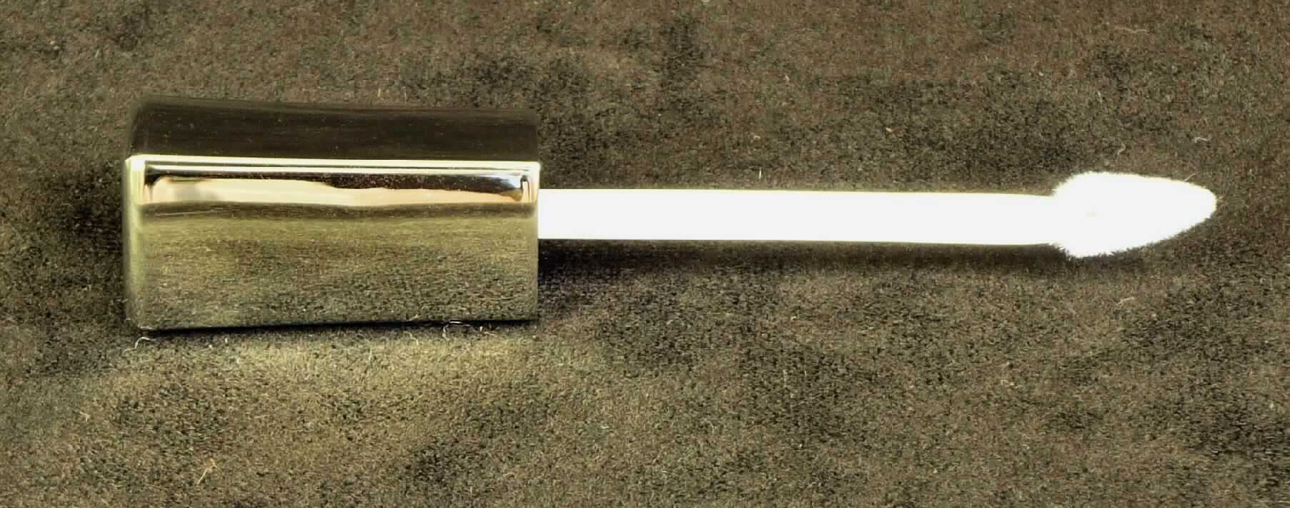 Bei dem sog. "Pinsel zum Auftragen kosmetischer Mittel" handelt es sich um eine Bürste, bestehend aus einem tränenförmigen, biegeplüsch-/chenilledrahtartig gestalteten Applikator mit Aussparung in der Mitte, der in einen Kunststoffstiel mündet. Der Stiel ist mit einem silberfarbenen, hülsenförmigen, ca. 3,6 cm langen, viereckigen Griff mit Innengewinde versehen.

Die Bürste dient dem Auftragen von kosmetischen Erzeugnissen (z. B. für Lipgloss gemäß Antragsangabe) auf die Haut und ist in einer Kunststofftüte verpackt. 

Die Ware ist als "zum Auftragen von Schminke bestimmte Bürste zur Körperpflege, kein Wimpernbürstchen" einzureihen.